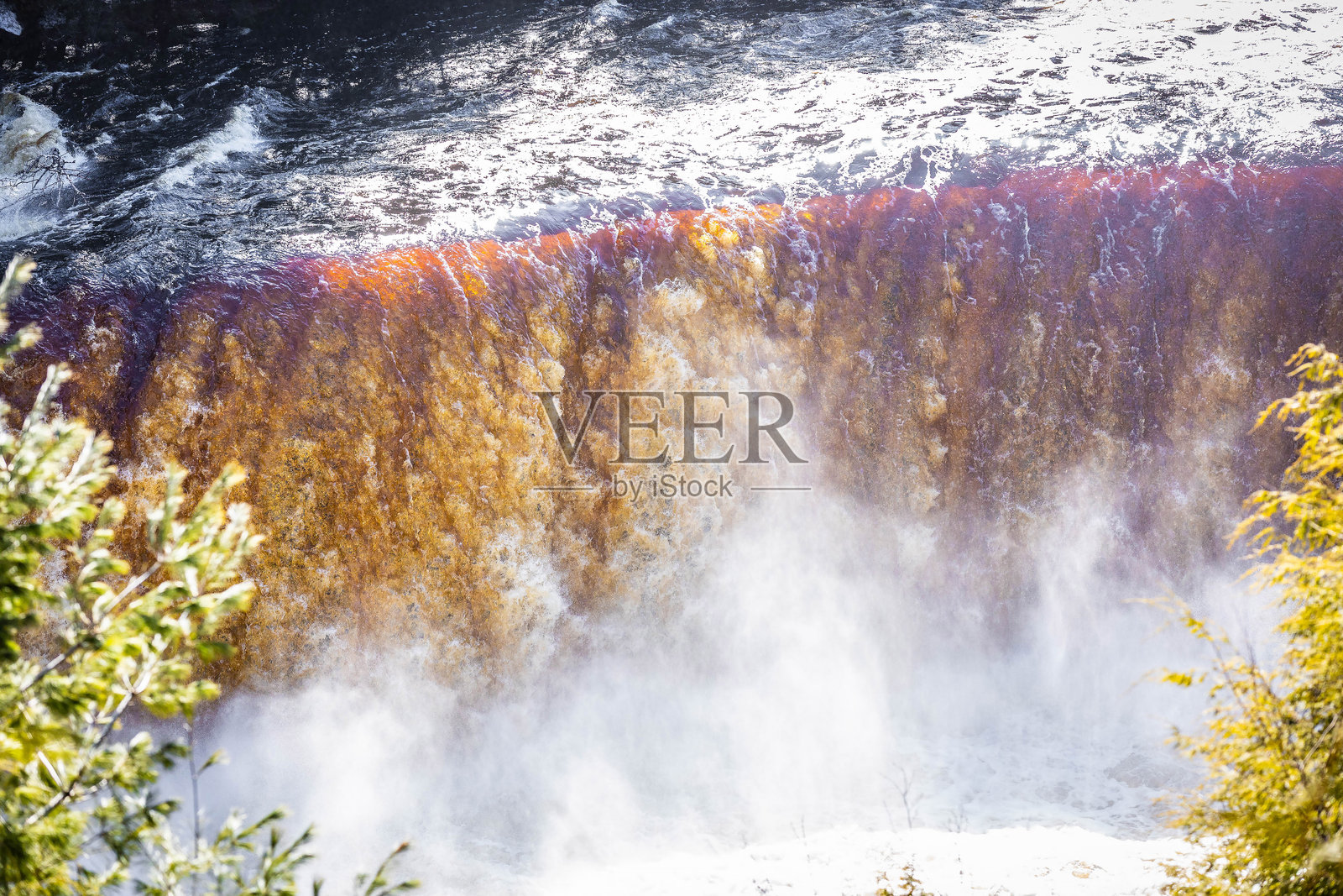 塔夸门农上瀑布在阳光明媚的日子里的美丽景观照片摄影图片