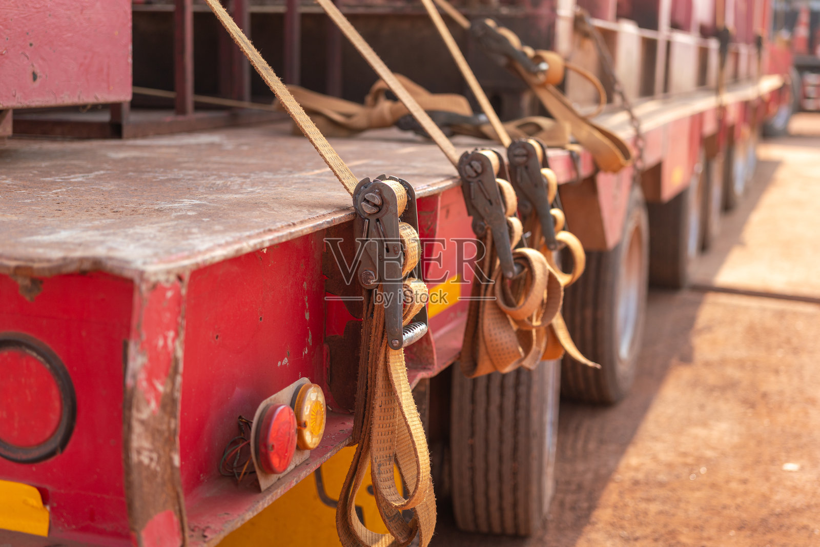 用于固定重型运输的锁扣带。照片摄影图片
