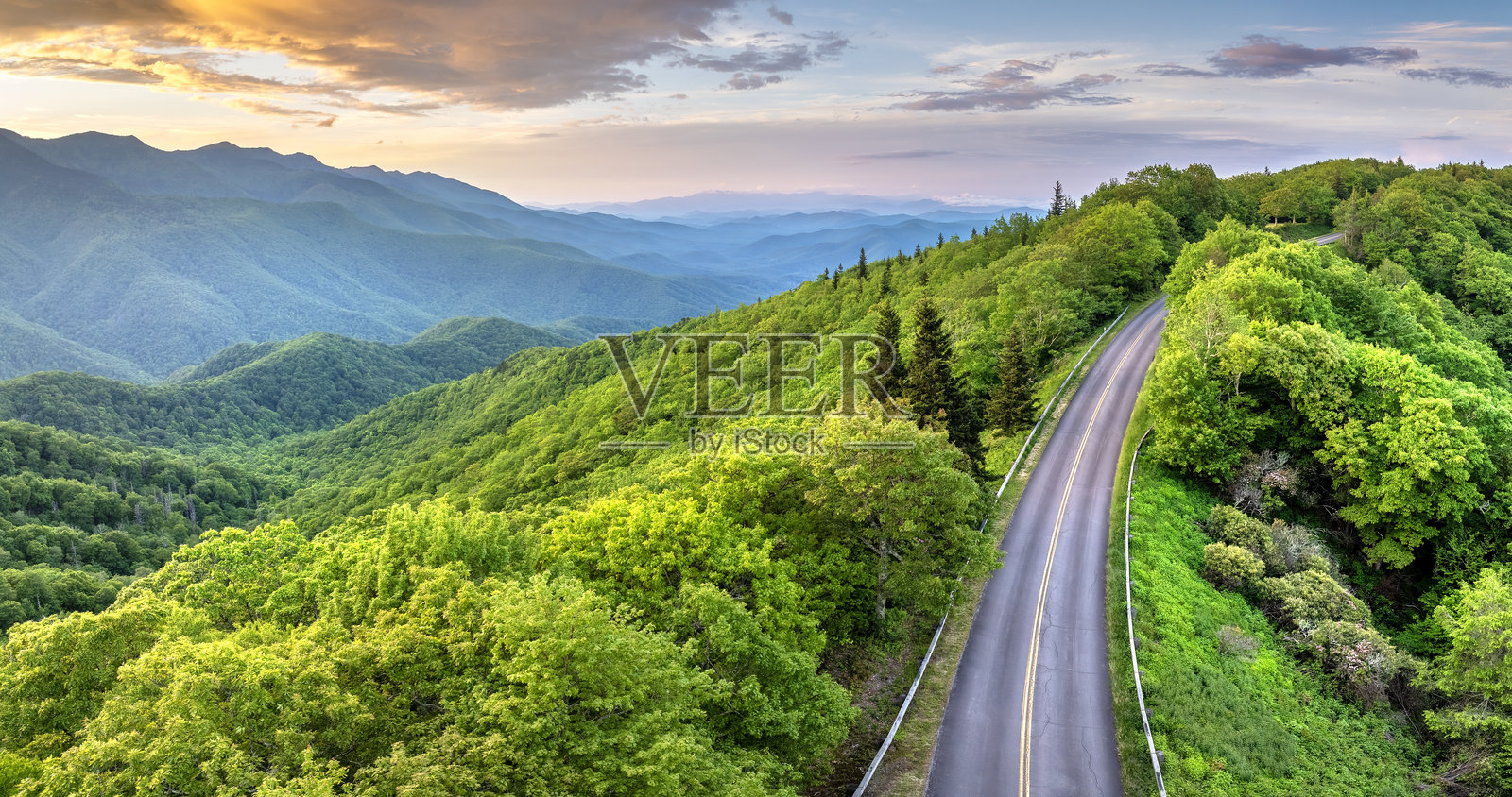 田纳西阿巴拉契亚山脉日落时的公路旅行。夏季绿树成荫的山林中蜿蜒的公园大道。照片摄影图片
