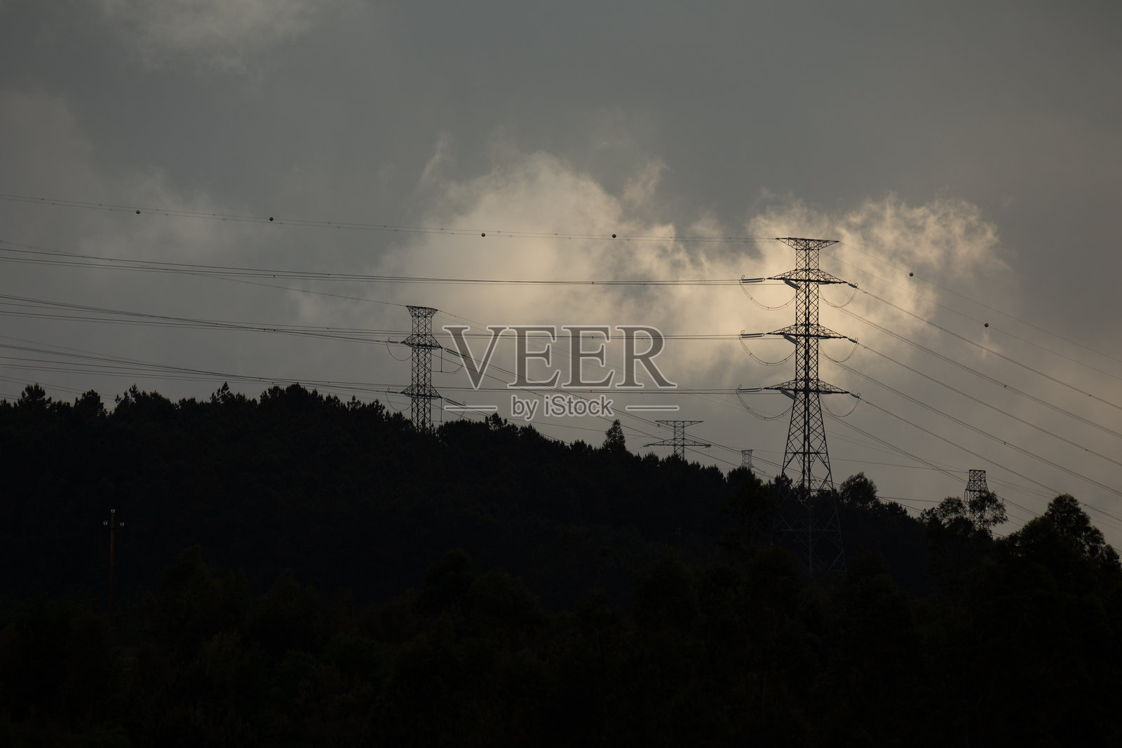 暴风雨中的日落电力塔剪影，葡萄牙布拉加。照片摄影图片