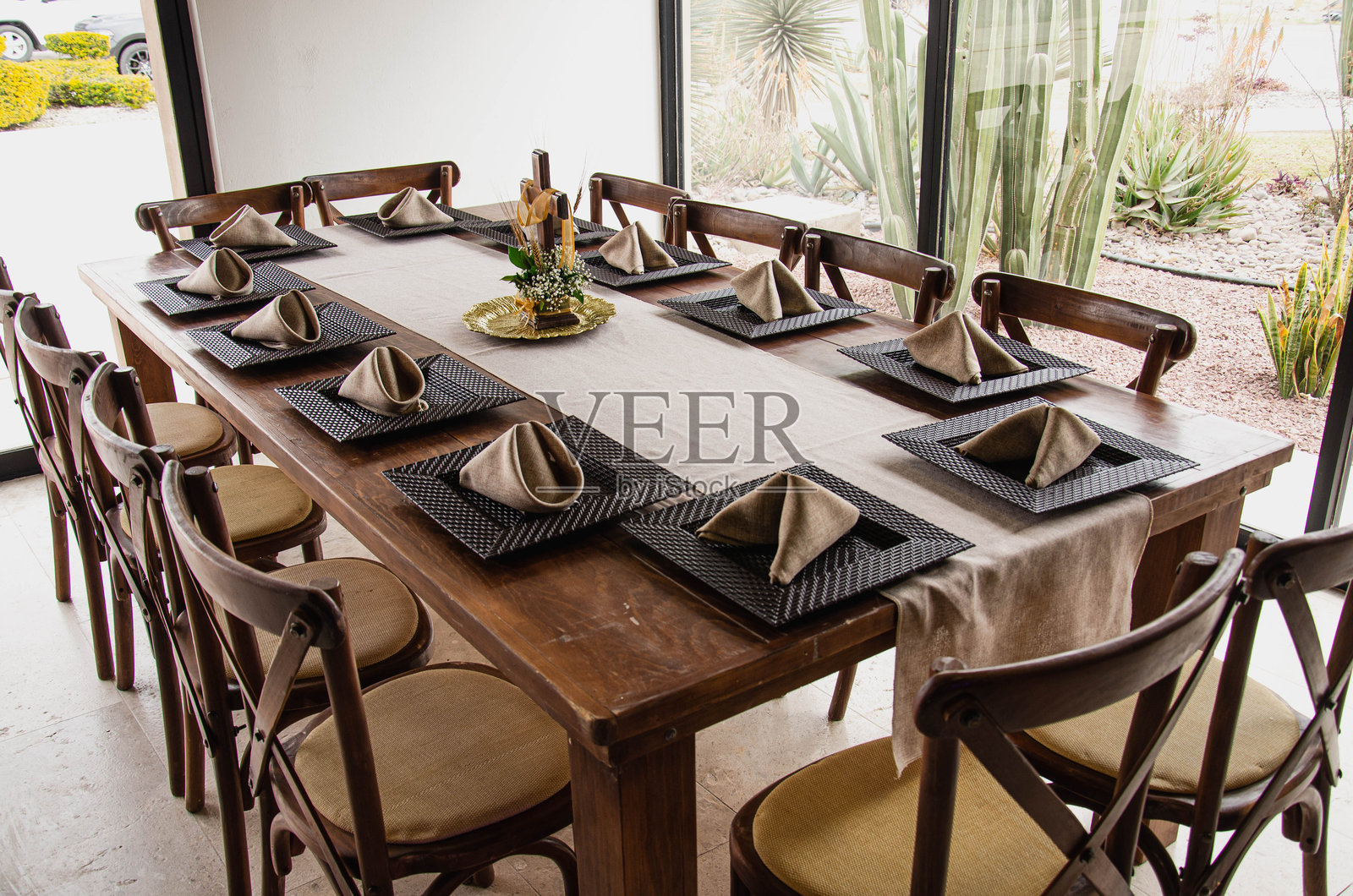 一张为八位用餐者准备的餐具齐全的大餐桌照片摄影图片