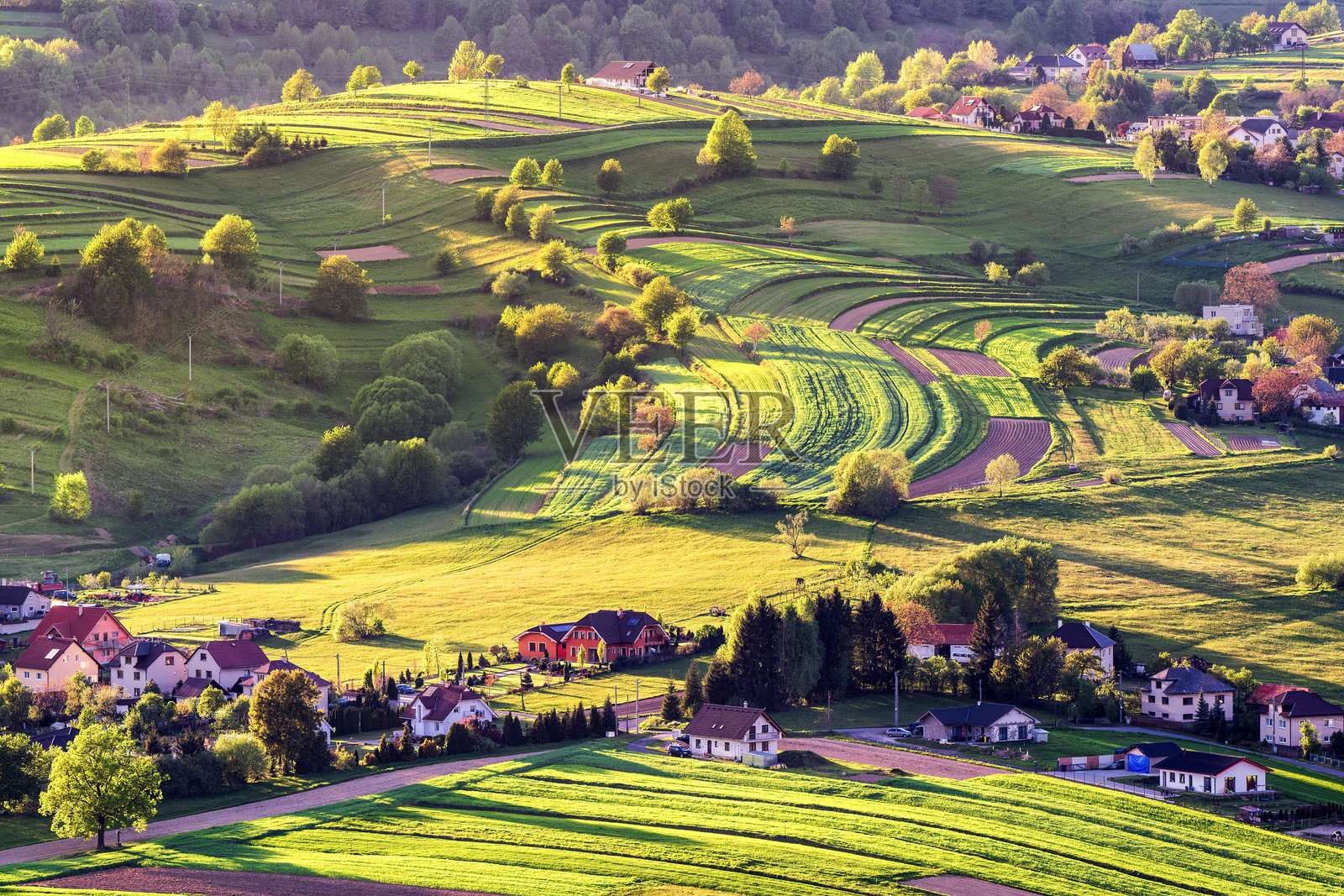 风景如画的景观，金色的夕阳透过风景洒下光辉，雅森诺沃照片摄影图片