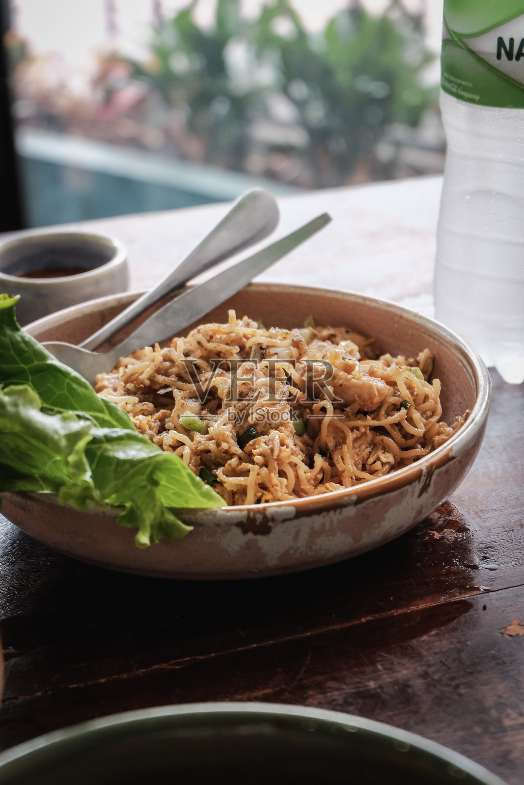 鸡肉炒面照片摄影图片