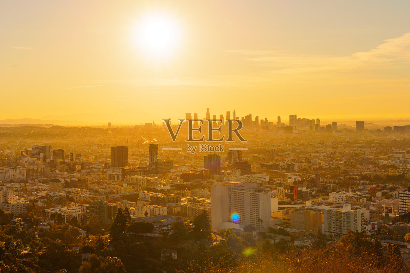 洛杉矶天际线上的金色日落，来自鲁尼昂峡谷公园照片摄影图片