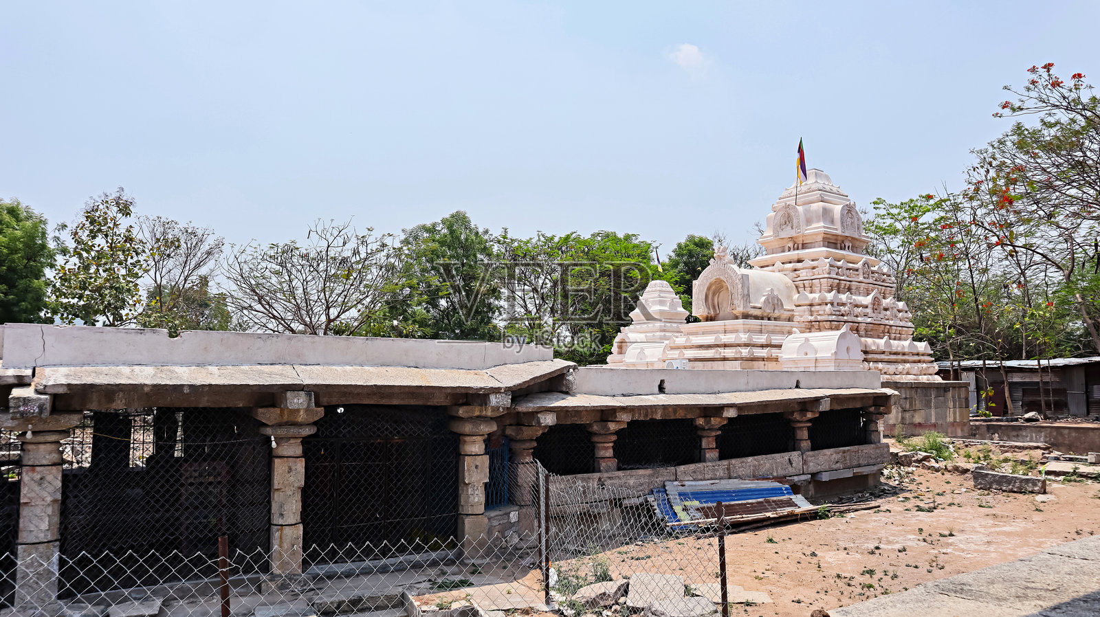 印度特伦甘纳邦布瓦那吉里的科拉努帕卡，10世纪查卢克王朝的神庙——施里索梅什瓦拉和瑞瓦纳西德什瓦拉神庙的景观。照片摄影图片