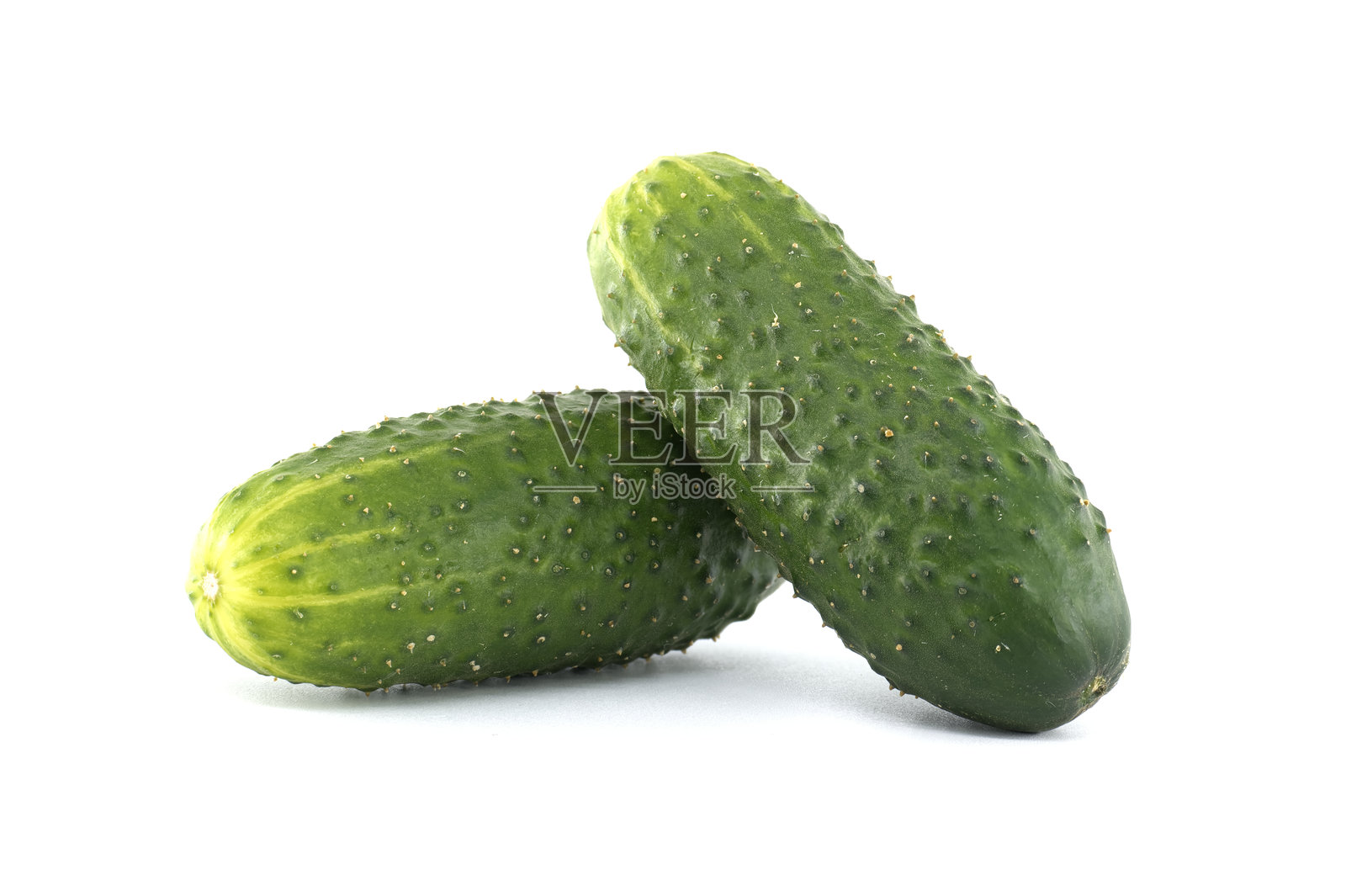 两根鲜艳的绿色黄瓜，展示其新鲜度和质感，背景为明亮的白色。照片摄影图片