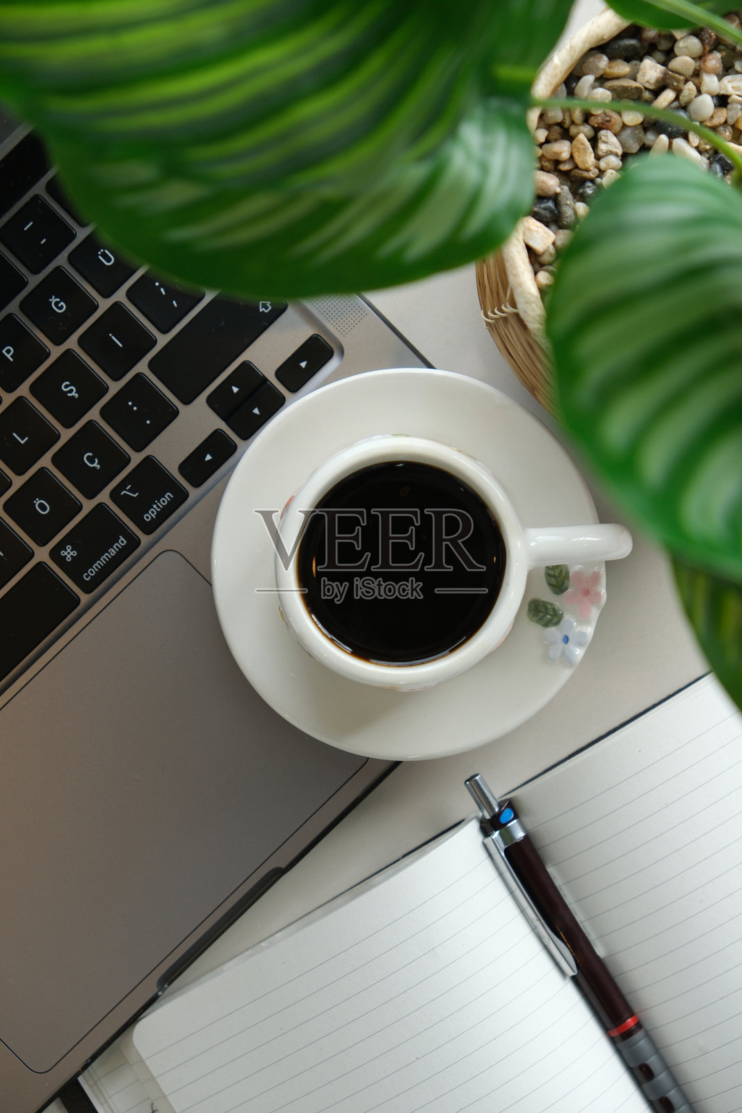 咖啡和笔记本电脑的工作空间氛围照片摄影图片