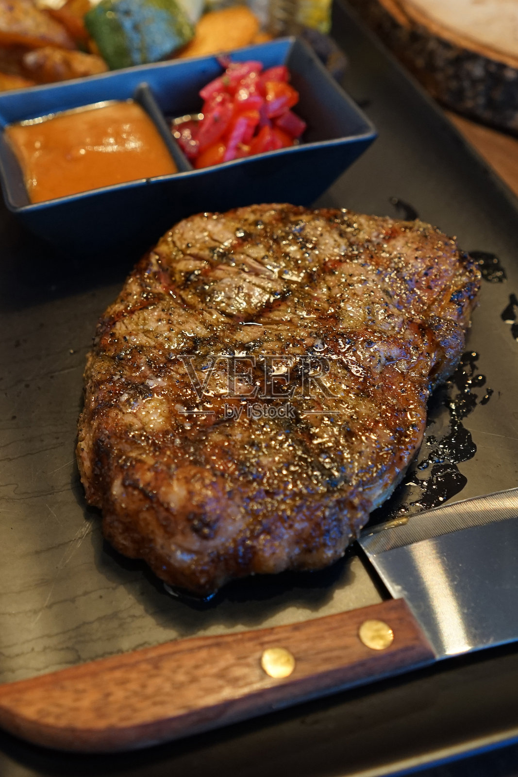 嫩肩牛排的特写切片照片摄影图片