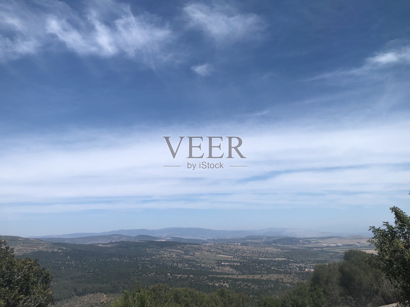 复活节前的四月，圣三月星期三从塔博尔山俯瞰以色列的景色。照片摄影图片