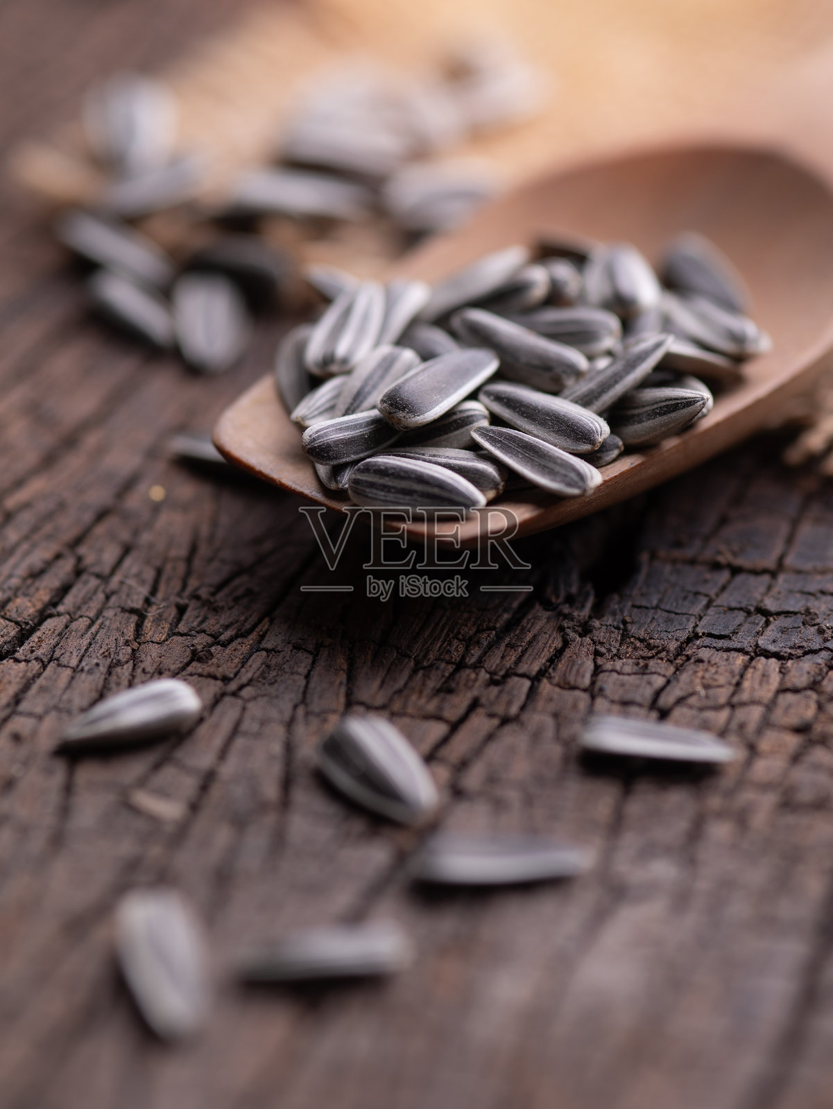 乡村风格木桌上的向日葵种子照片摄影图片