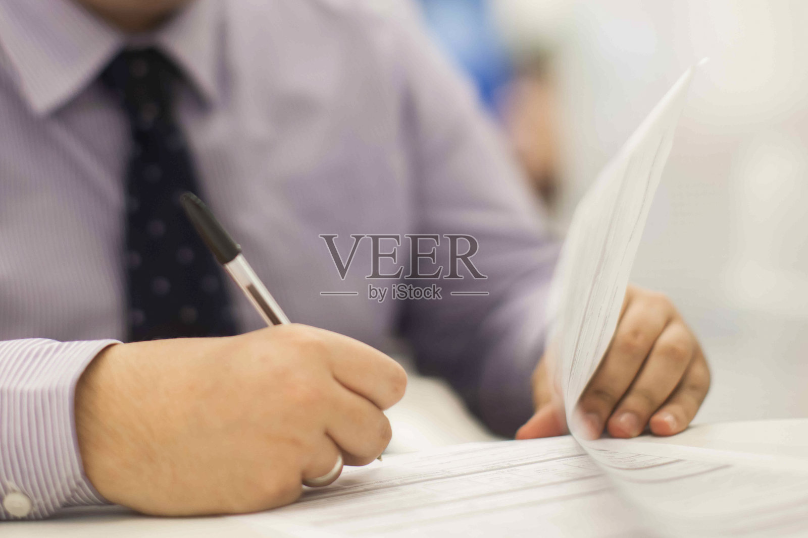 商务人士用笔签署文件的特写镜头照片摄影图片