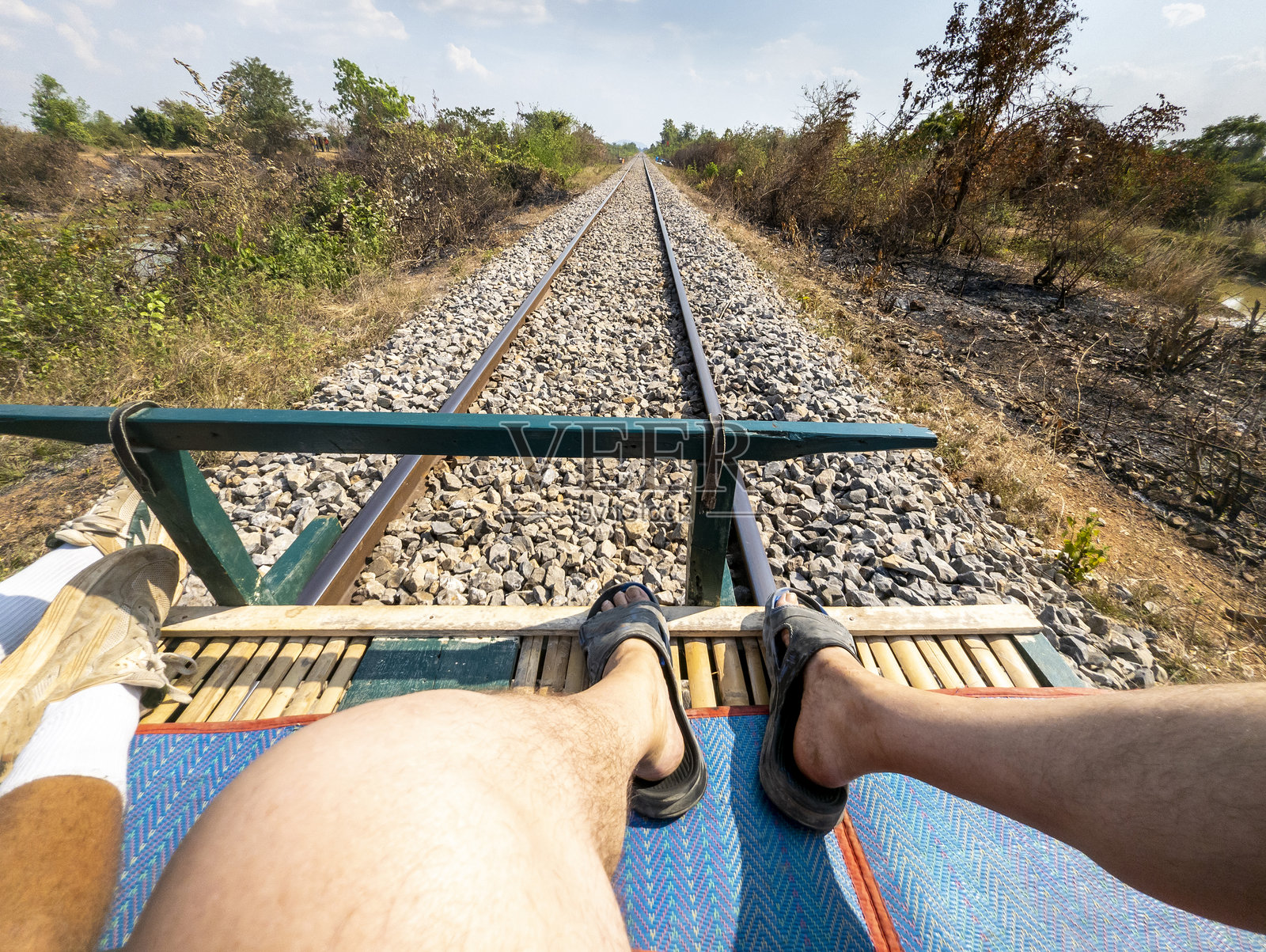 柬埔寨巴坦班的竹子铁路体验，从木制平台上俯瞰。照片摄影图片