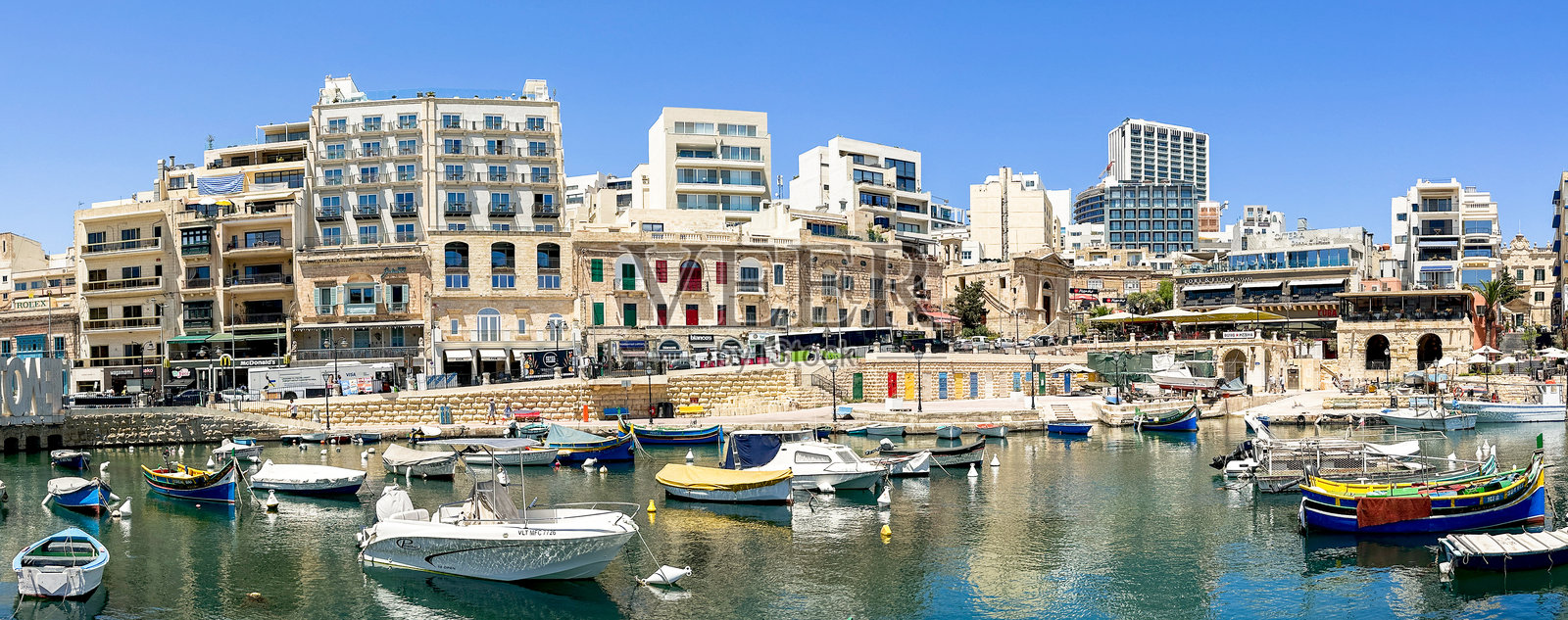 马耳他岛圣朱利安镇小渔船的美丽景色照片摄影图片