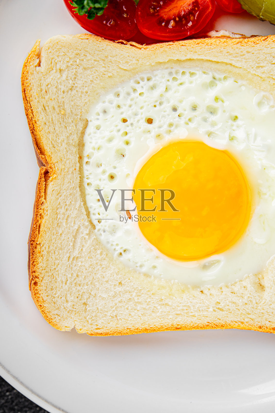 面包中的煎蛋，蛋在篮子里，美味的小吃，碗中的早餐，新鲜美味的美食，桌上的乡村风格食物，俯视图，留白空间照片摄影图片