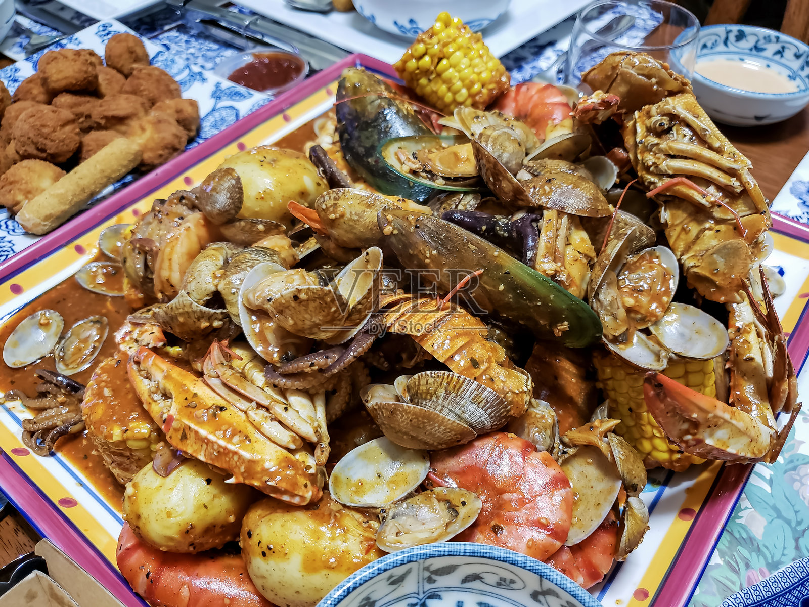 海鲜拼盘特写，包括螃蟹、贻贝、虾、章鱼和蛤蜊照片摄影图片