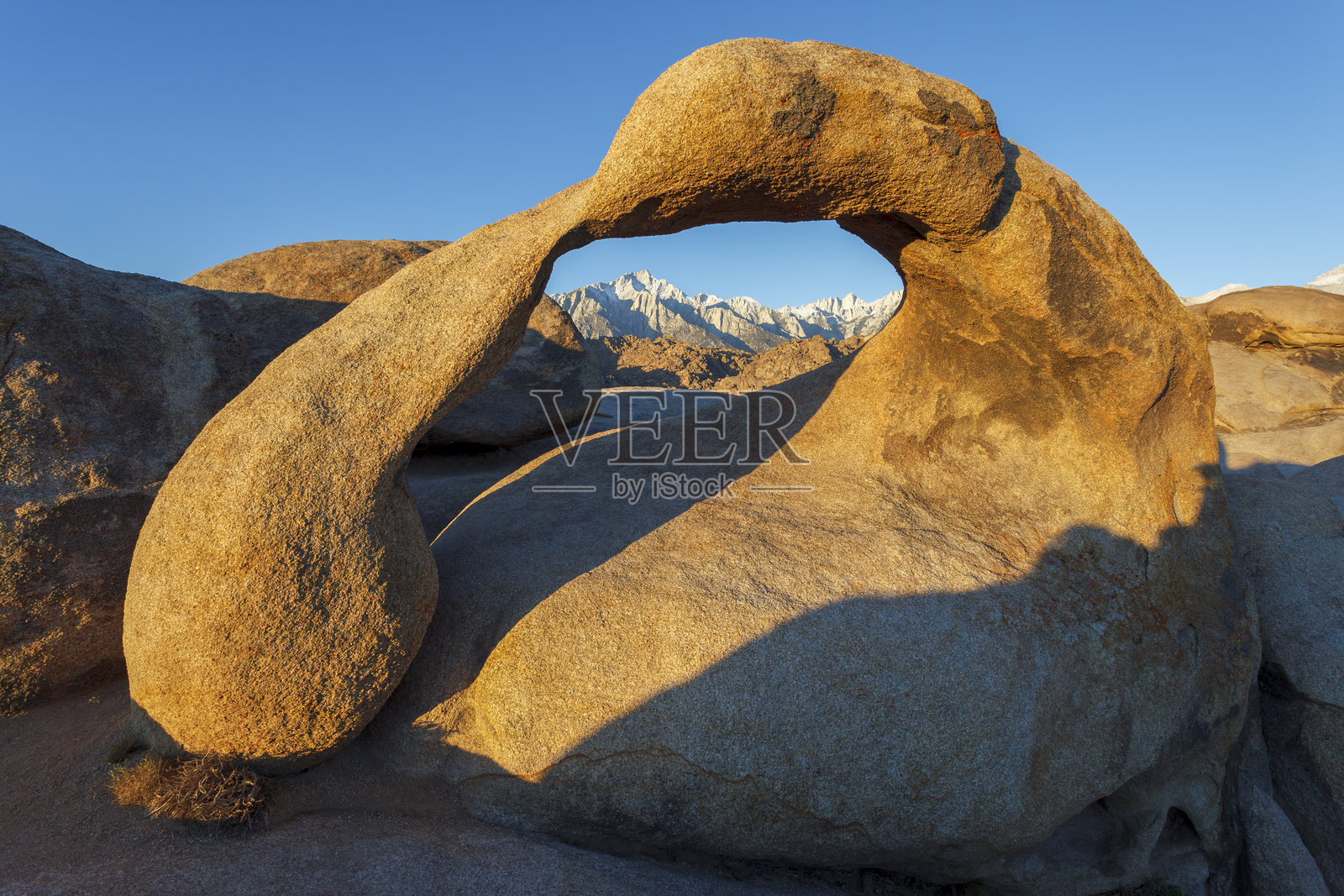 莫比乌斯拱门与孤松峰和惠特尼山，阿拉巴马山，加利福尼亚州照片摄影图片
