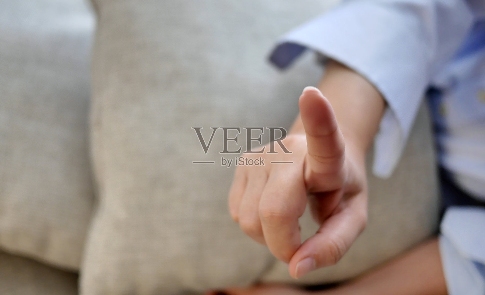 手势举起手指指向或触摸一个虚拟按钮，新的界面触摸屏在线数字技术，商业概念照片摄影图片