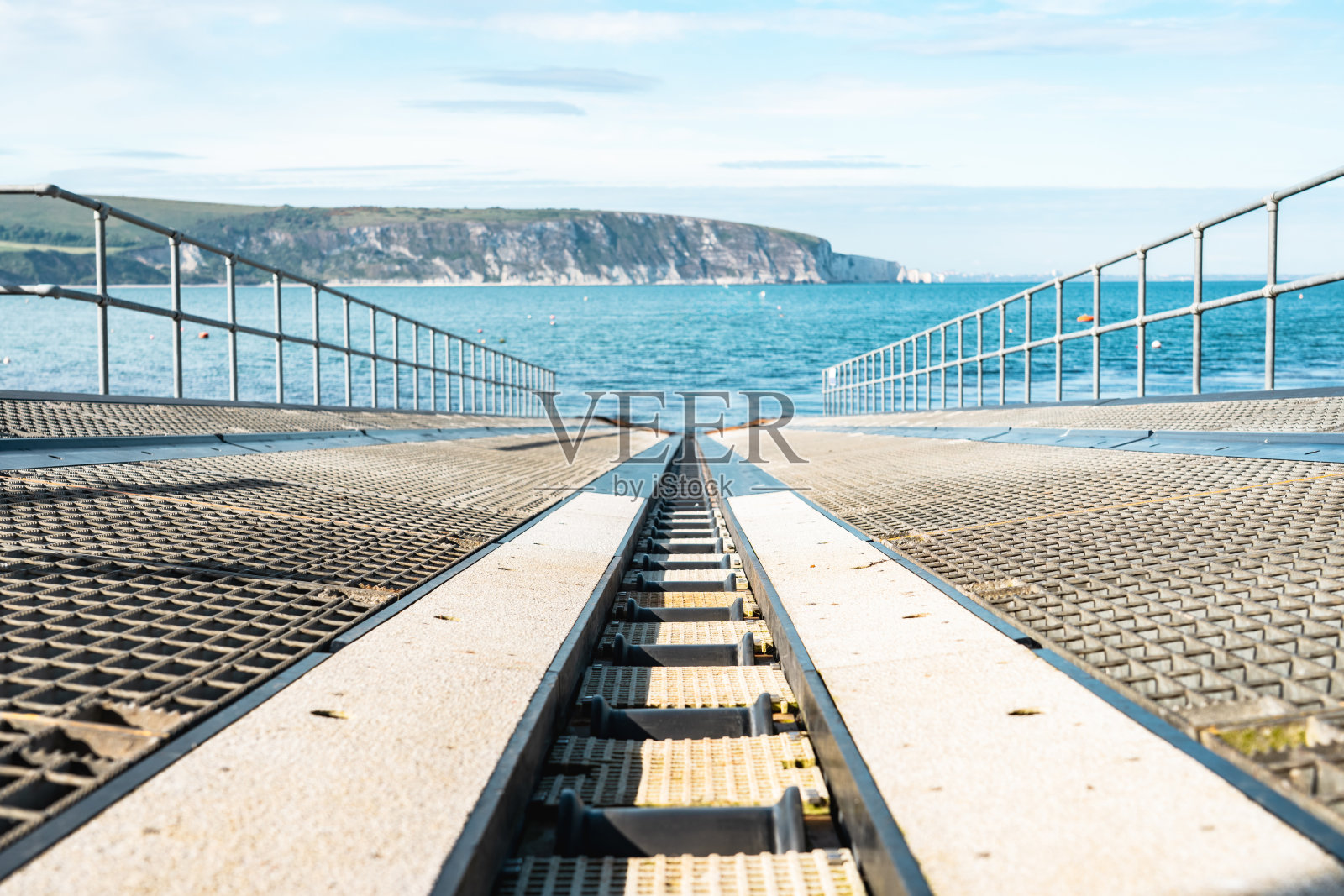 滑道延伸至多塞特州斯旺奇湾的宁静水域照片摄影图片
