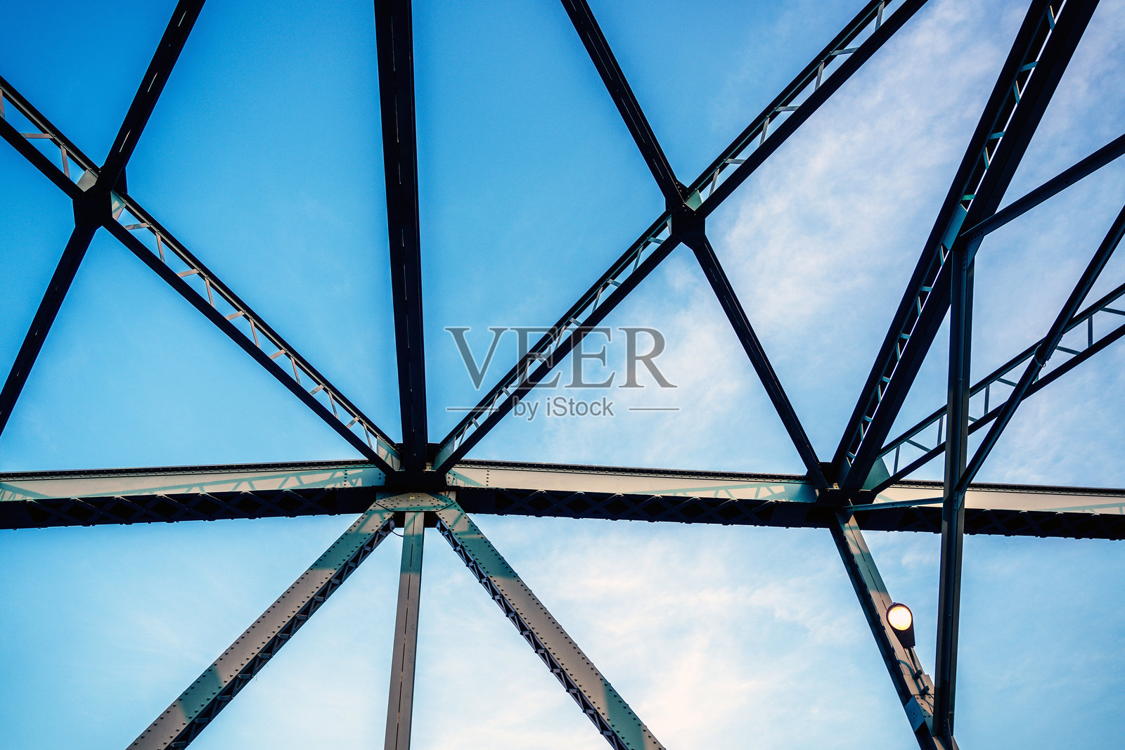 曼谷一座绿色铁桥的抽象摄影照片摄影图片