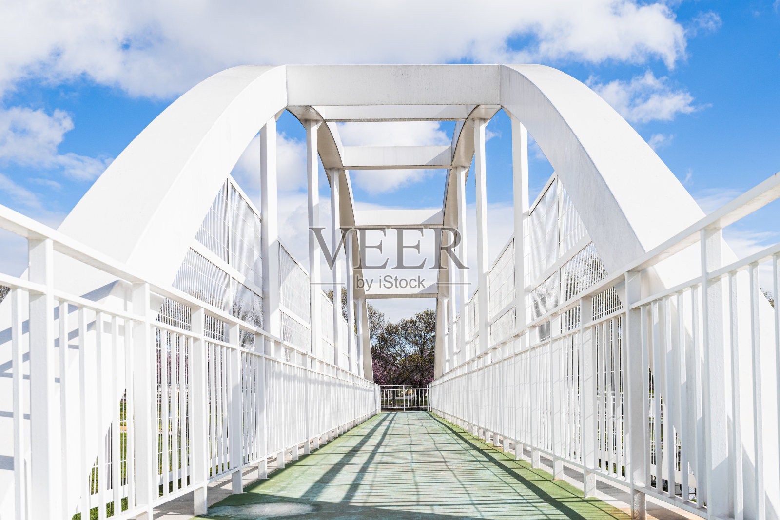 从地面延伸的桥照片摄影图片