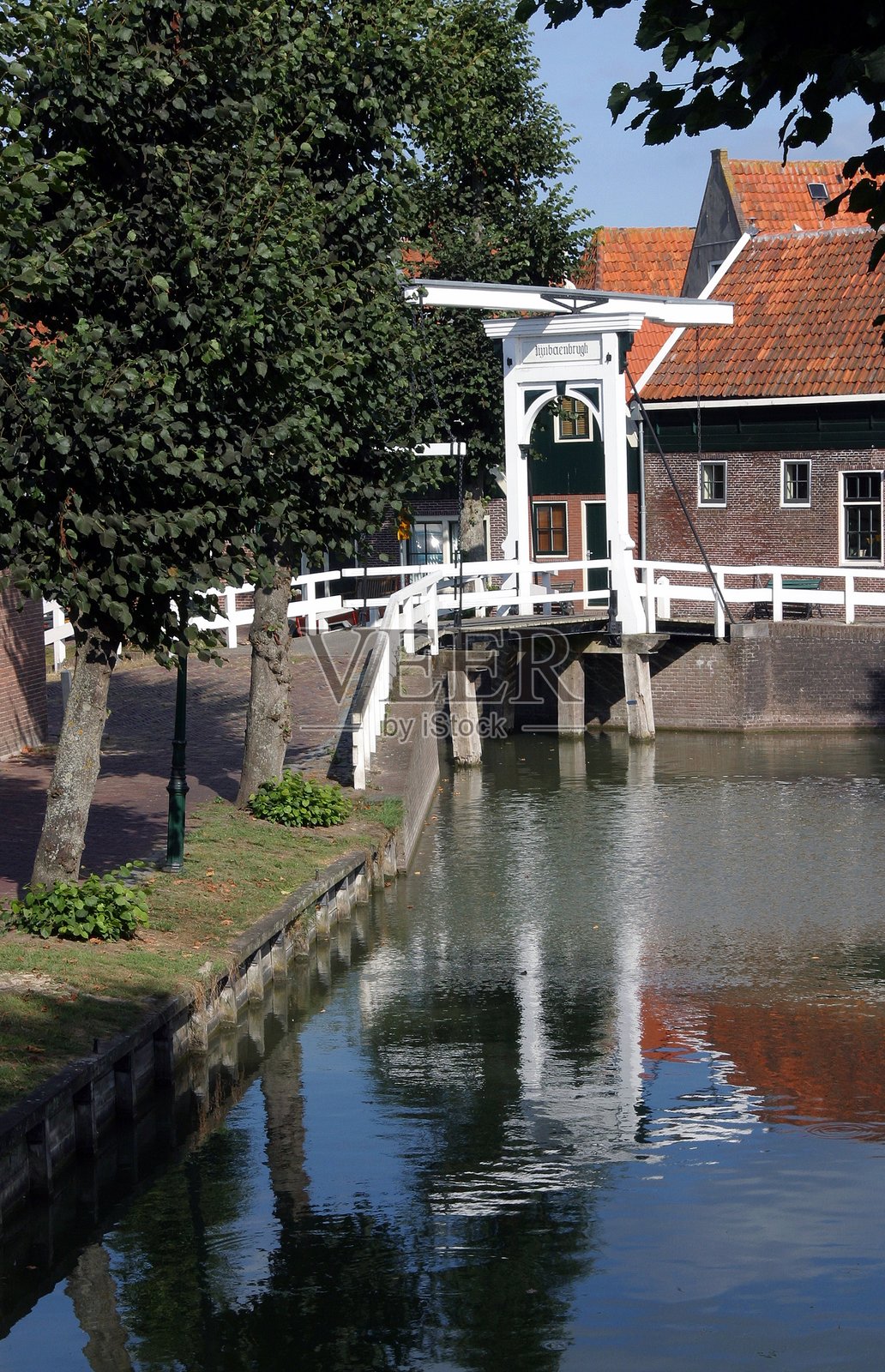 荷兰莫尼克丹市。教堂、街道和历史建筑。照片摄影图片