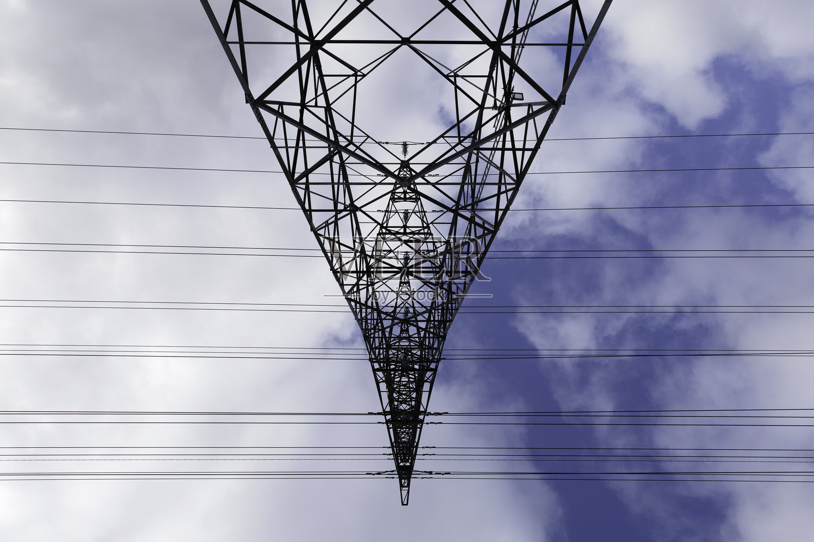 从下方视角看高大的输电塔照片摄影图片