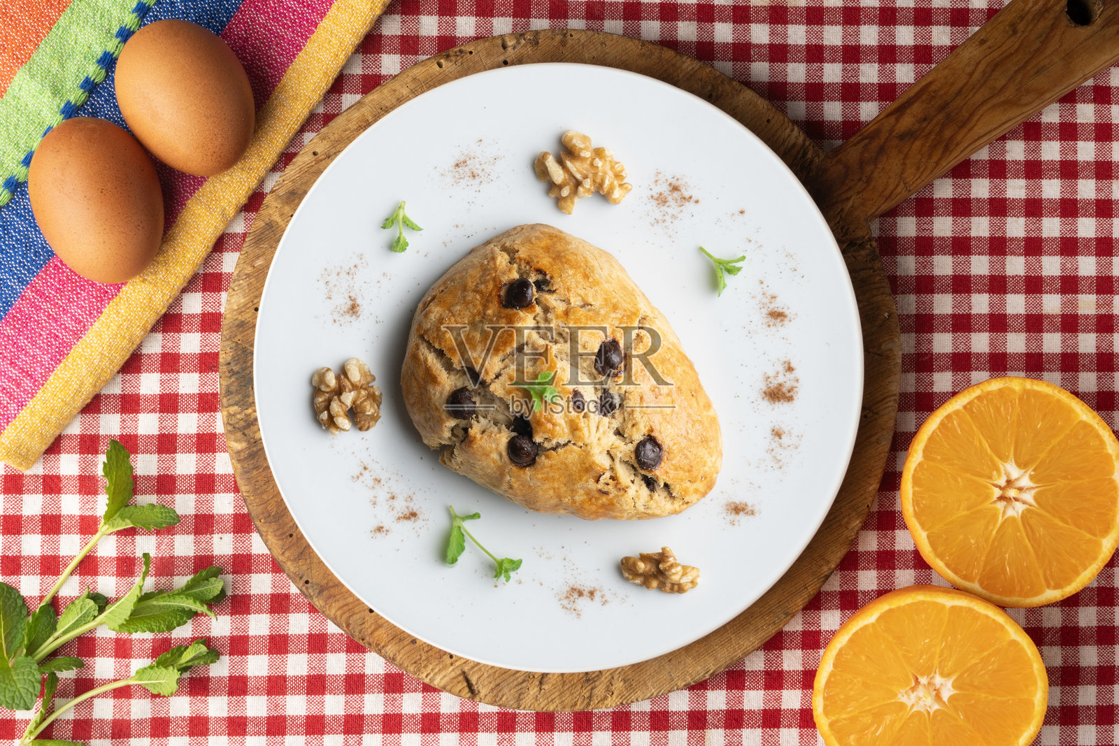 三角形的英式松饼配有黑巧克力碎片。顶部视角的桌子上摆放着圣诞装饰。照片摄影图片