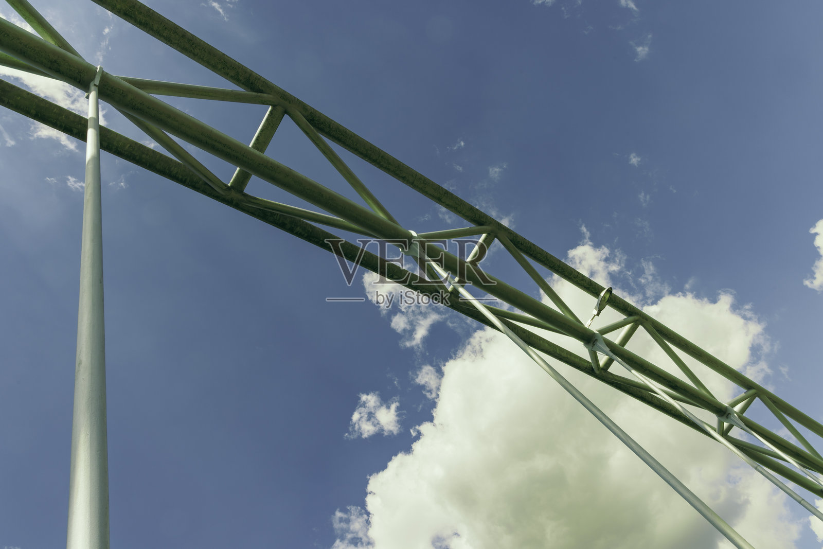 现代桥梁结构在正午明亮的蓝天和蓬松的白云下照片摄影图片