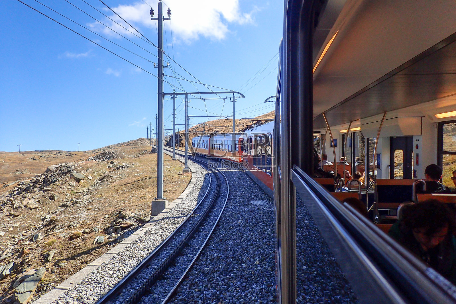 运输铁路到山区。照片摄影图片