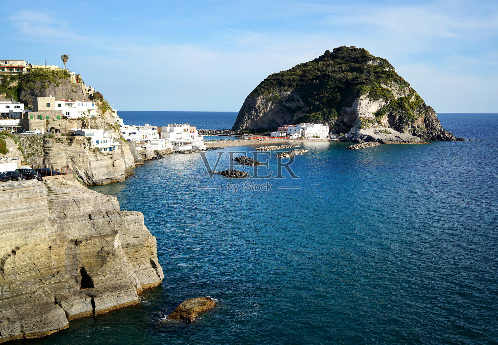 意大利伊斯基亚岛小镇的港口照片摄影图片