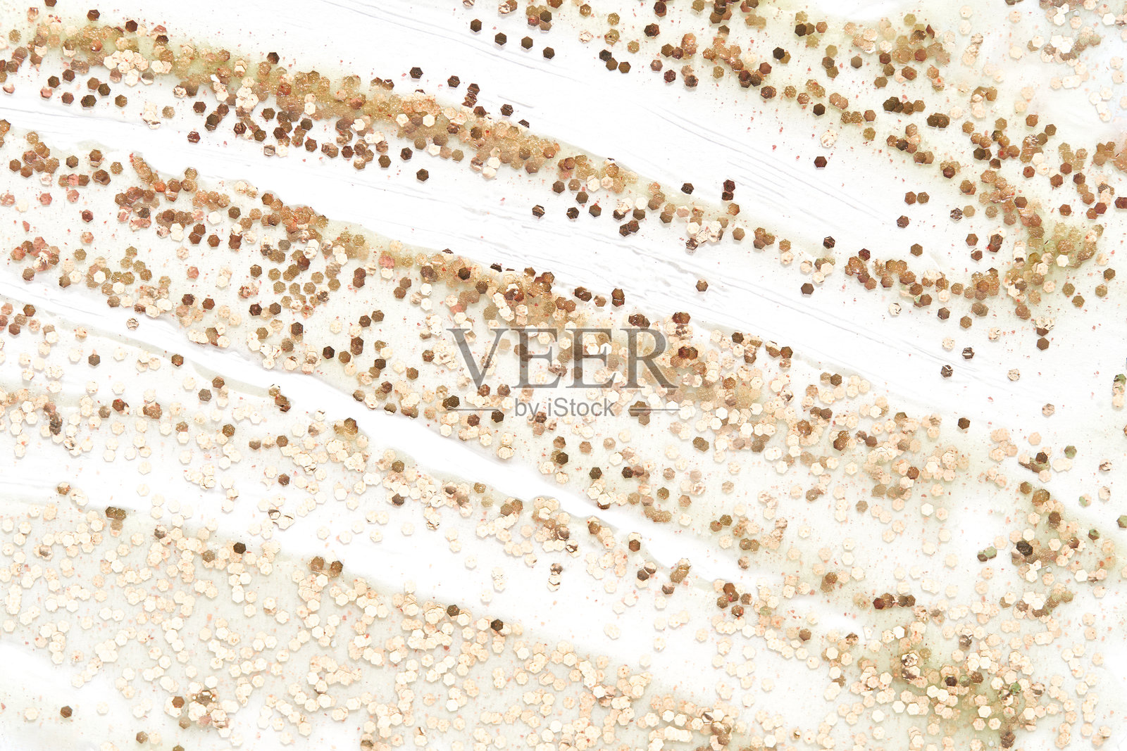 白色背景上的抽象金色和米色闪光图案营造出优雅的文字效果照片摄影图片