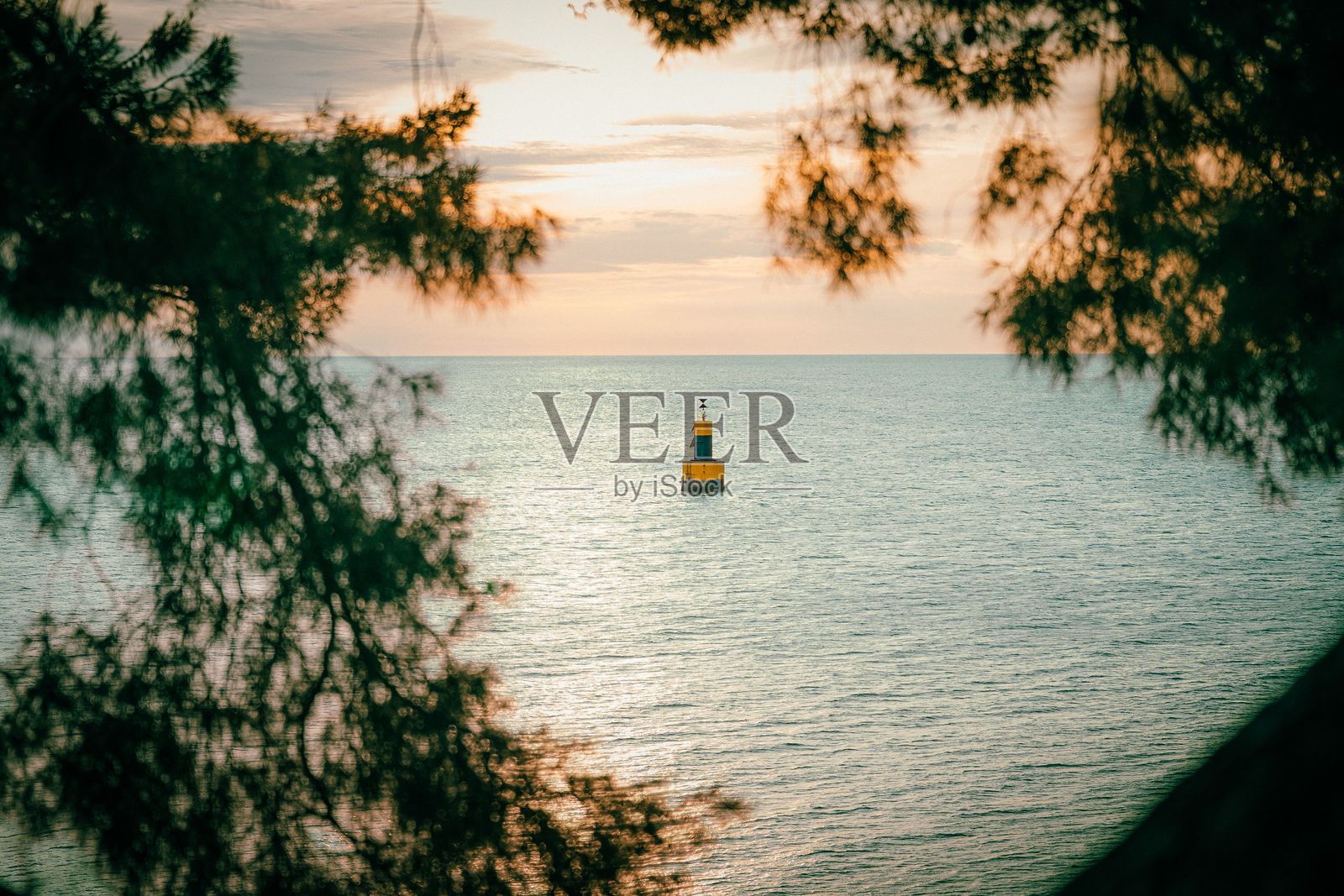 宁静的海洋景观，日落时分有一个浮标照片摄影图片