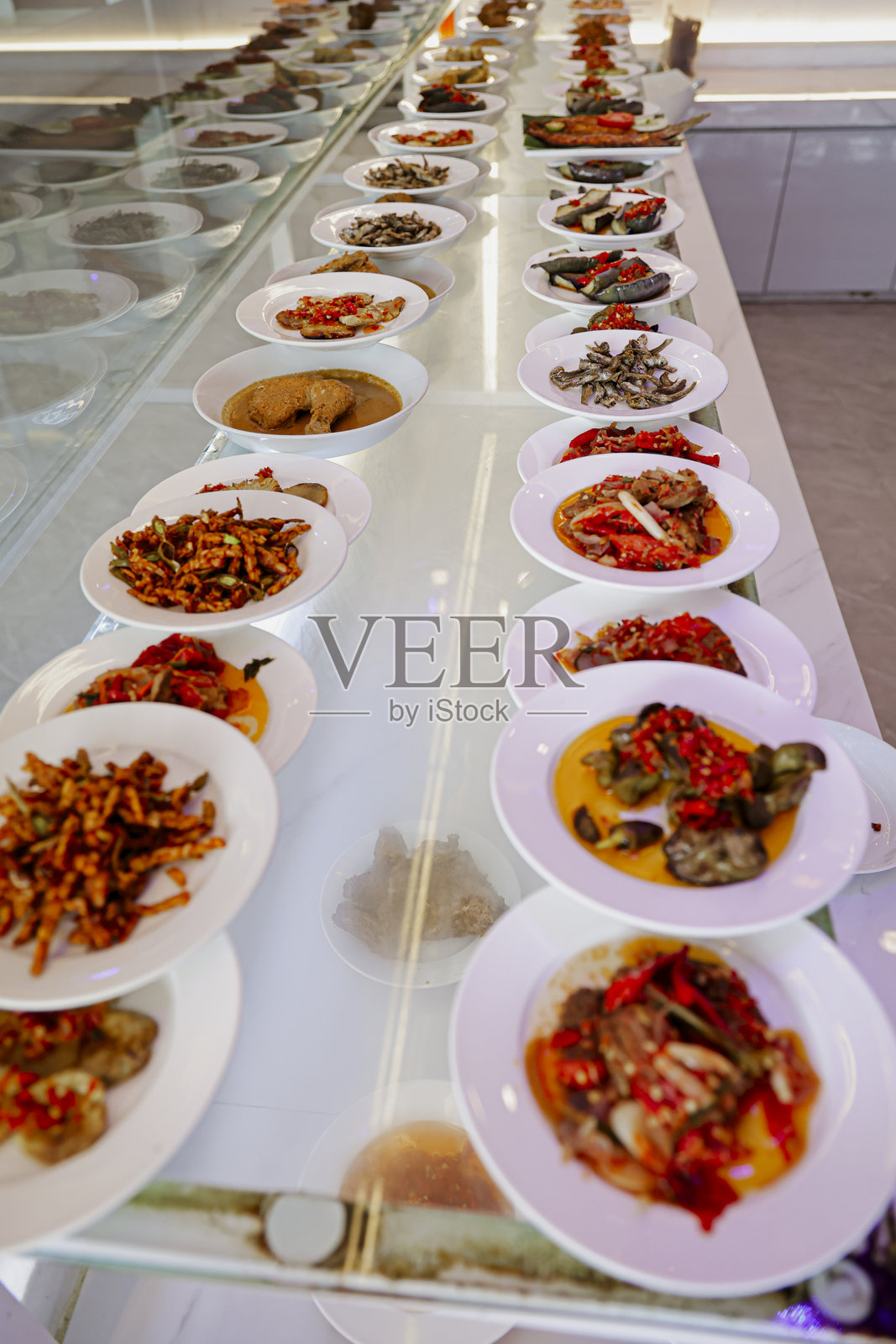 传统印尼巴东美食在纯白背景上照片摄影图片