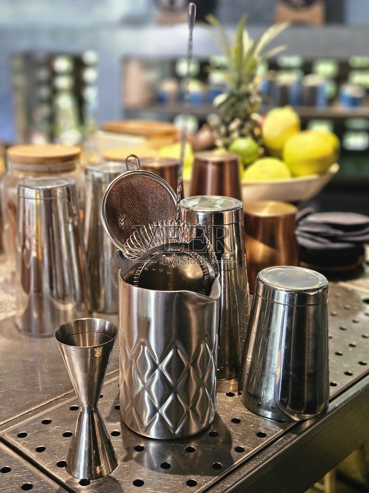 热带巴厘岛风味鸡尾酒与新鲜异国水果照片摄影图片