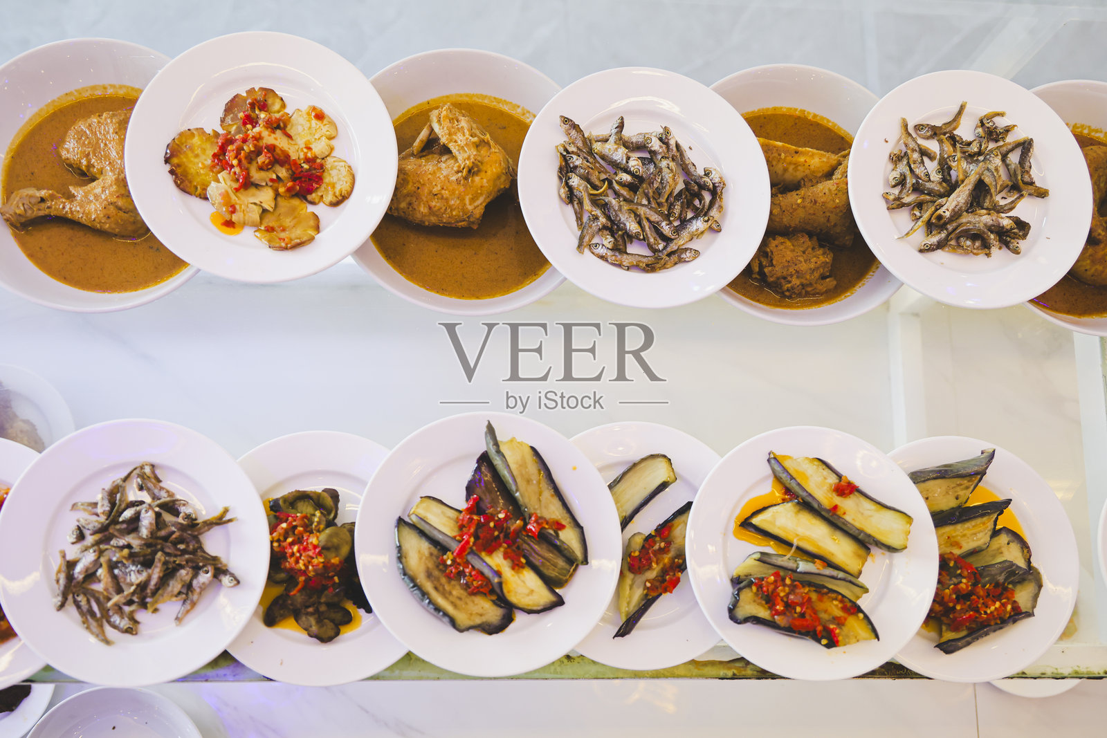 孤立白色背景上的传统印尼巴东美食照片摄影图片