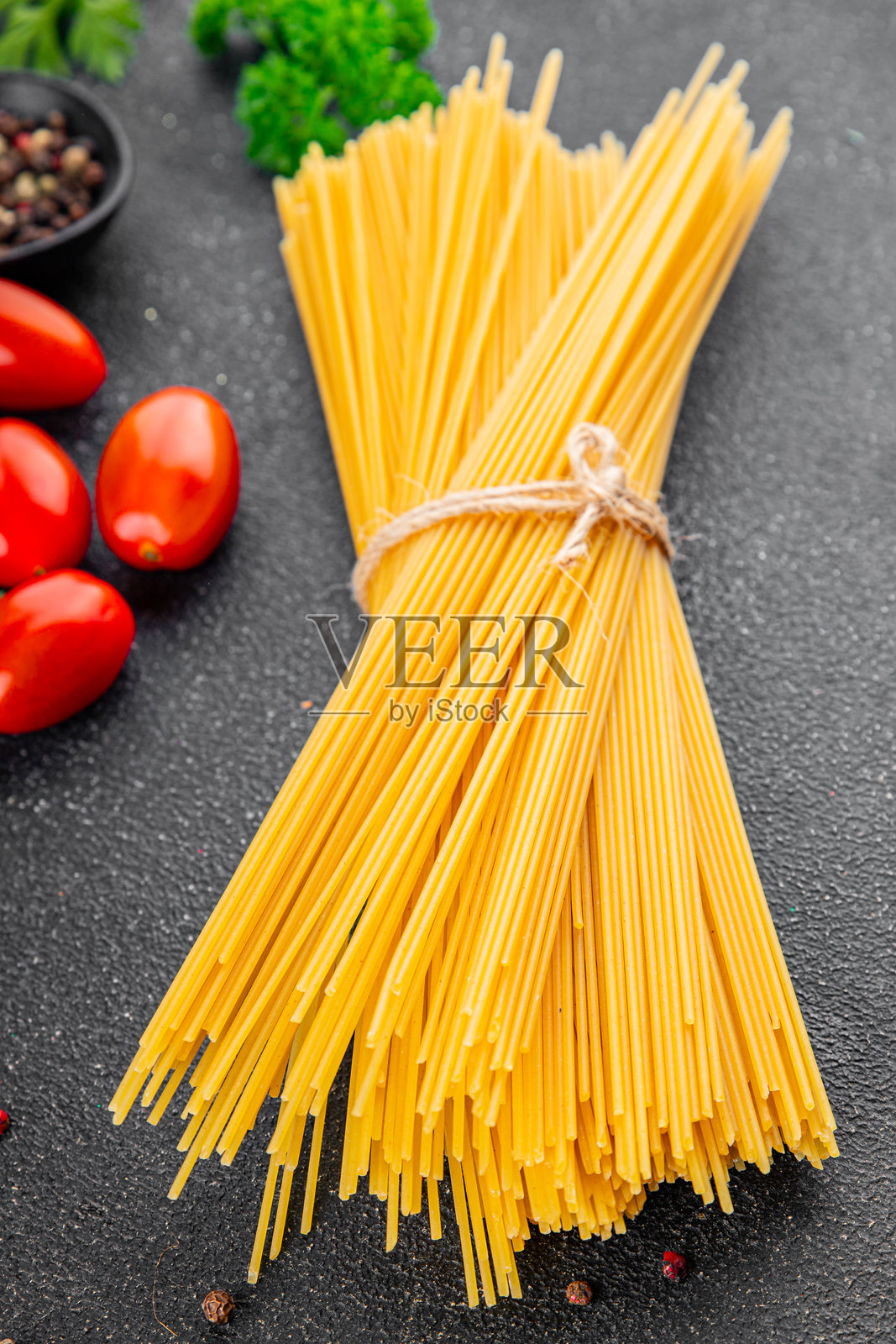 生意大利面生杜伦小麦原料新鲜菜肴在桌子上，乡村风格的食物俯视图，留白的食物背景照片摄影图片