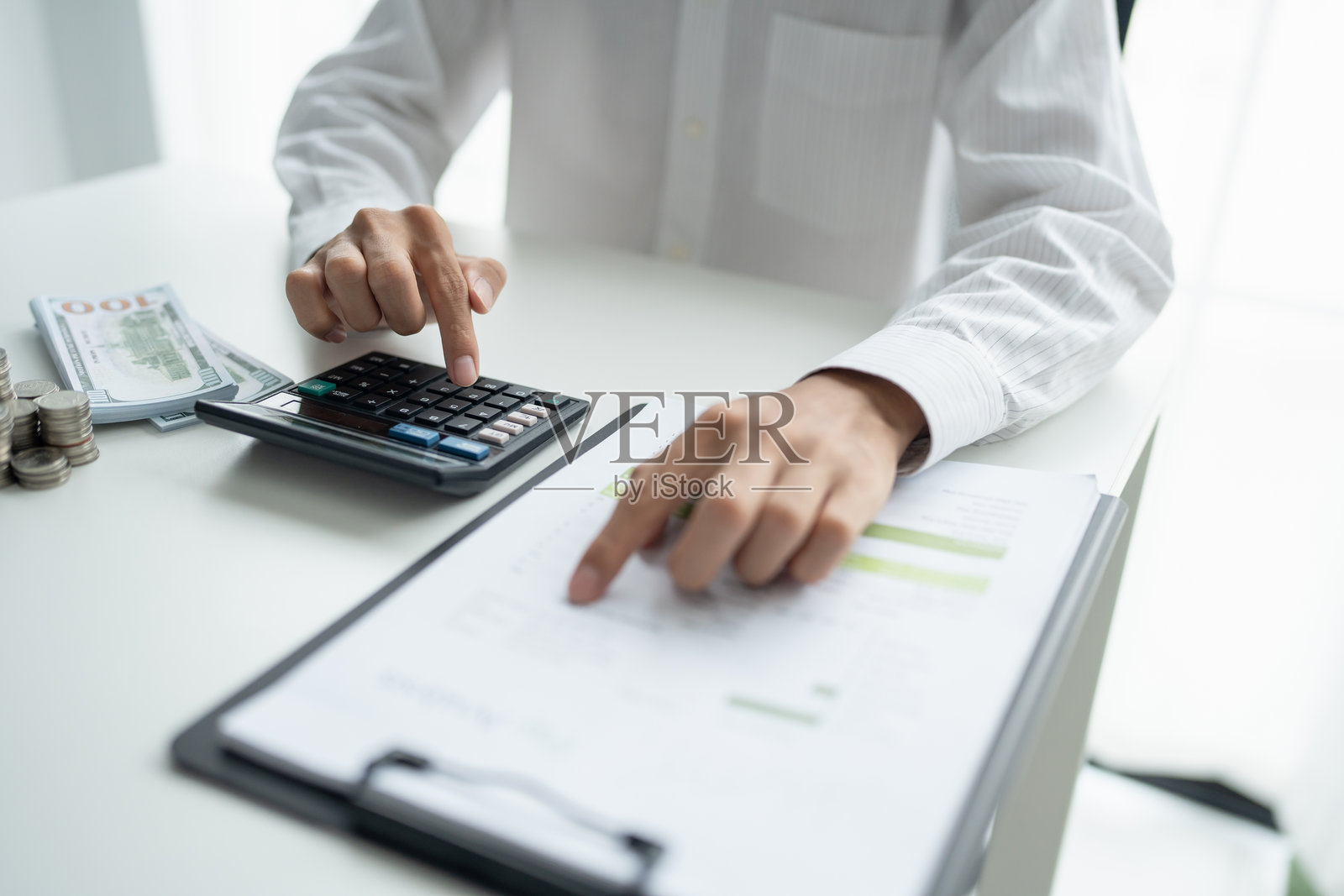 商人检查账单、税务、银行账户余额，并计算公司的年度财务报表。会计审计概念照片摄影图片