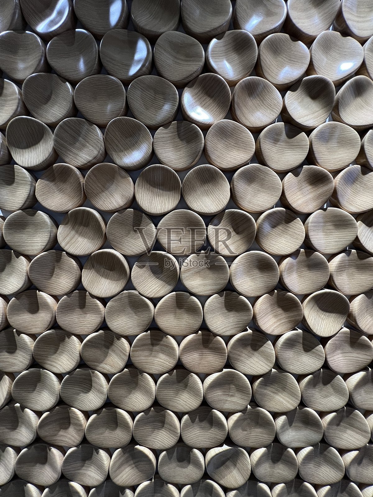 墙上的三维装饰。由木材制成的弯曲椭圆形。照片摄影图片