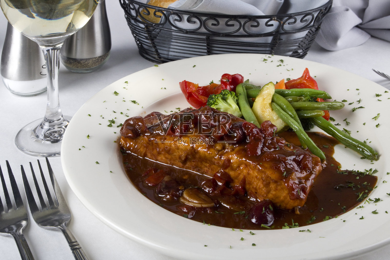 香醋三文鱼蔬菜与白葡萄酒照片摄影图片