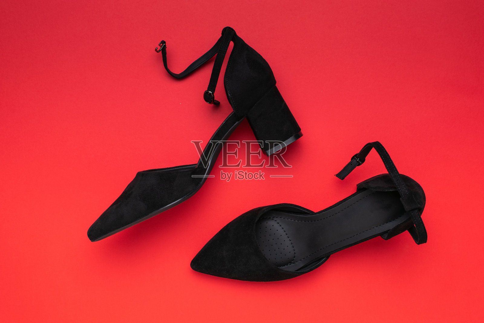 优雅的黑色高跟鞋与鲜艳的红色背景时尚鞋类静物摄影照片摄影图片