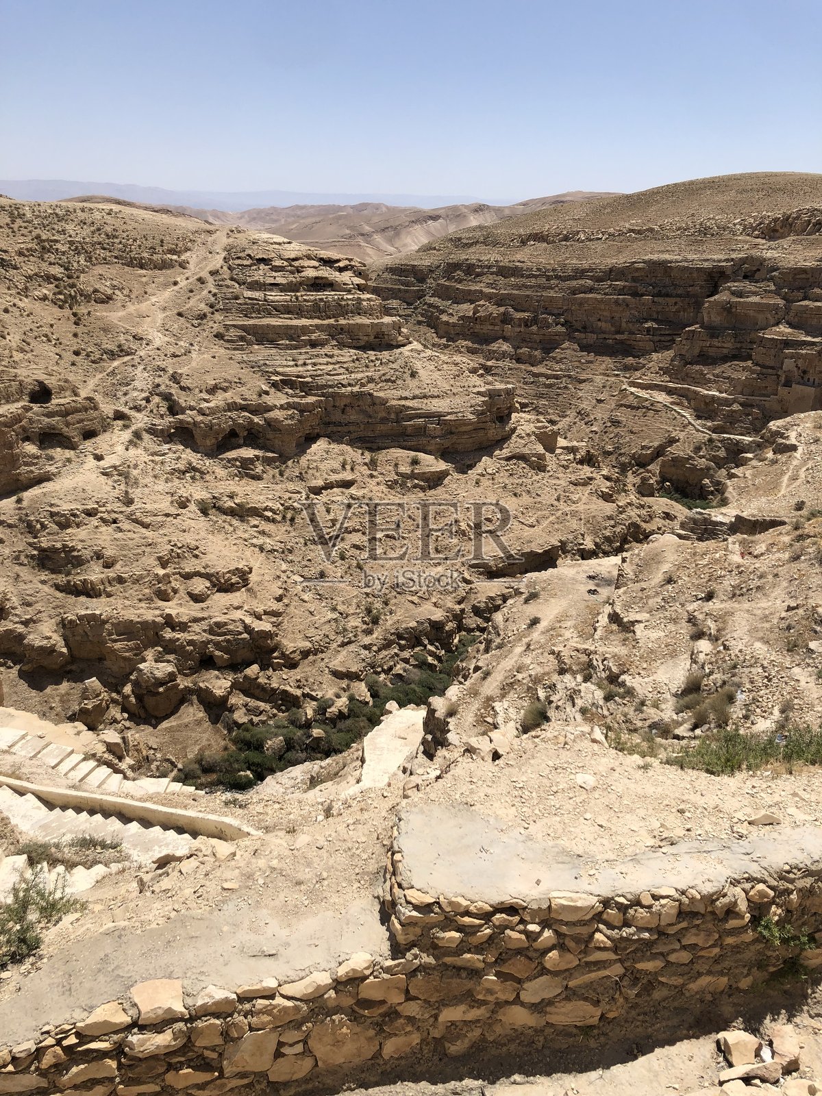 在巴勒斯坦马尔萨巴修道院附近的四月圣周四的基德龙谷。照片摄影图片