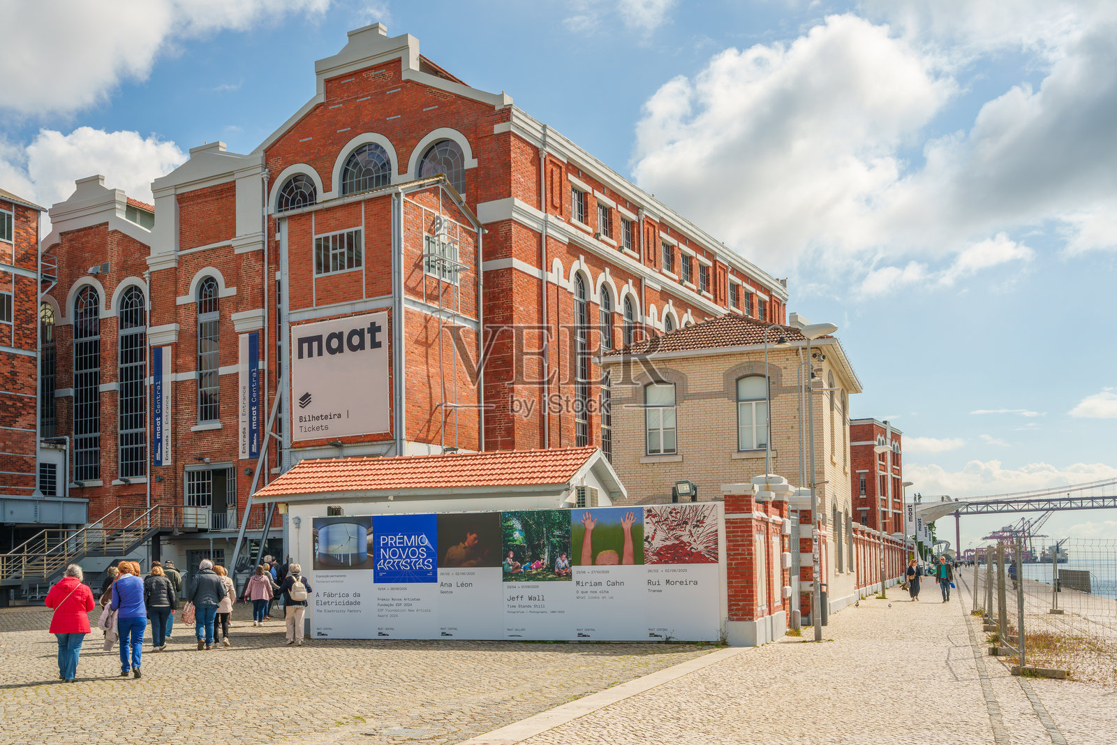 游客们走近里斯本MAAT中央大楼的工业风格入口。照片摄影图片