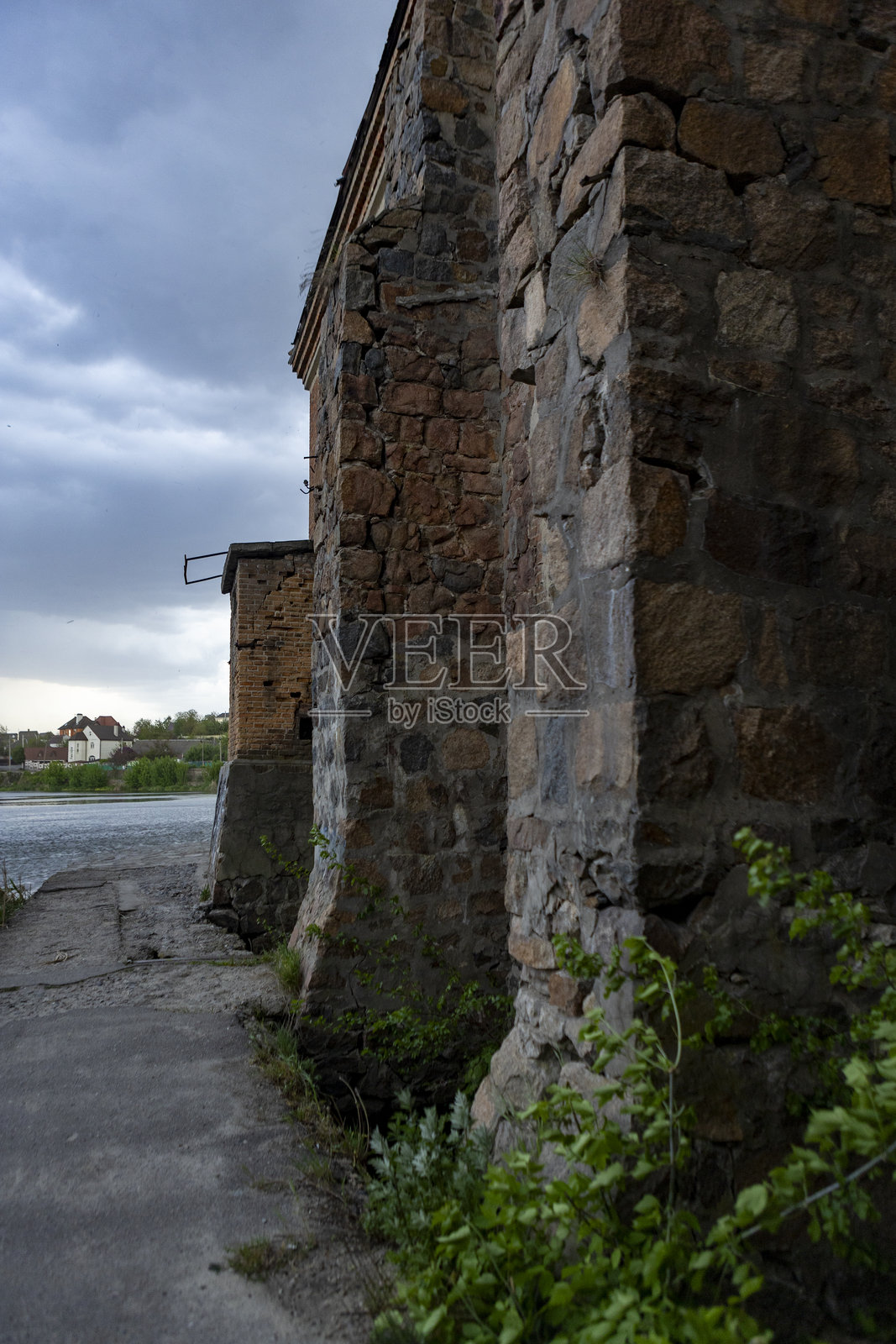 一座古老的砖砌建筑在暴风云的背景下照片摄影图片
