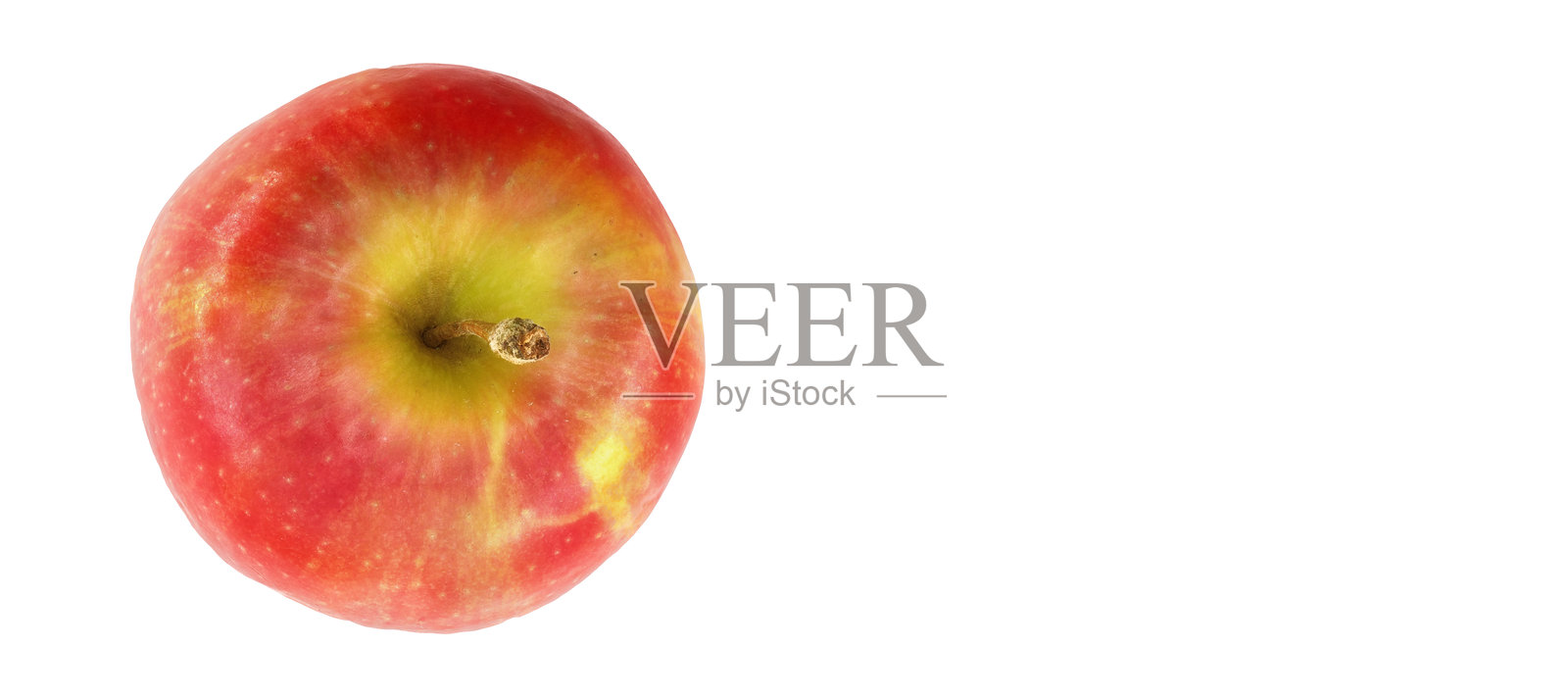 新鲜的红苹果静静地放在干净的白色表面上，突显出它光滑的表皮和鲜艳的色彩。照片摄影图片