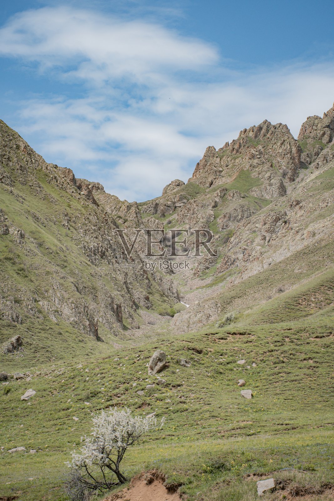 春天的山间徒步旅行照片摄影图片