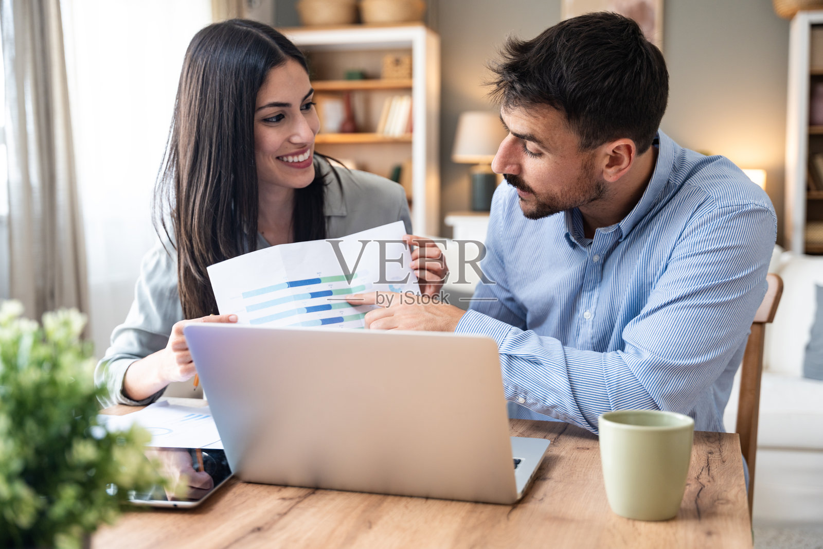 年轻聪明的创新潮流情侣通过笔记本电脑视频通话展示他们的初创企业新商业想法，正在家中与潜在投资者交谈。现代科技创新。照片摄影图片