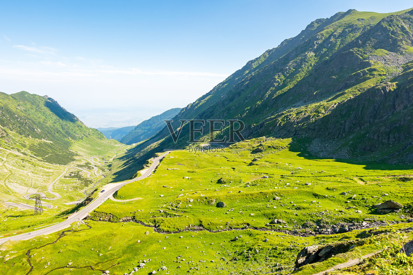 特兰斯法加拉山路蜿蜒向上照片摄影图片