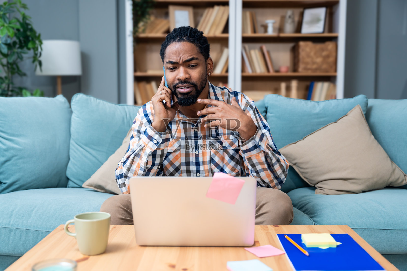 年轻的自由职业商人在家中坐着工作，通过笔记本电脑进行视频会议，与潜在投资者讨论她的项目。金融和经济概念。照片摄影图片