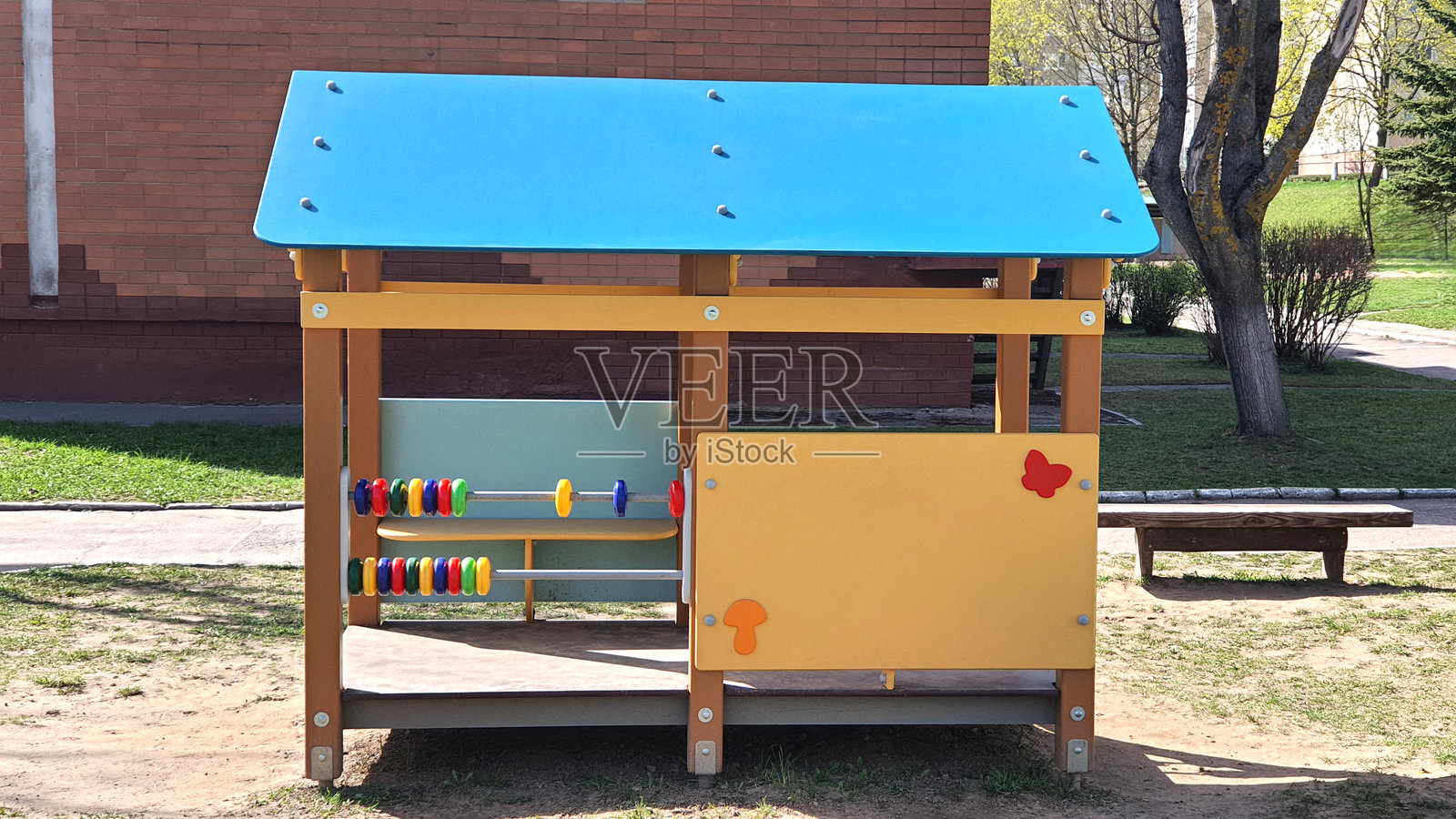 色彩斑斓的游乐屋邀请孩子们在游乐场探索和学习照片摄影图片