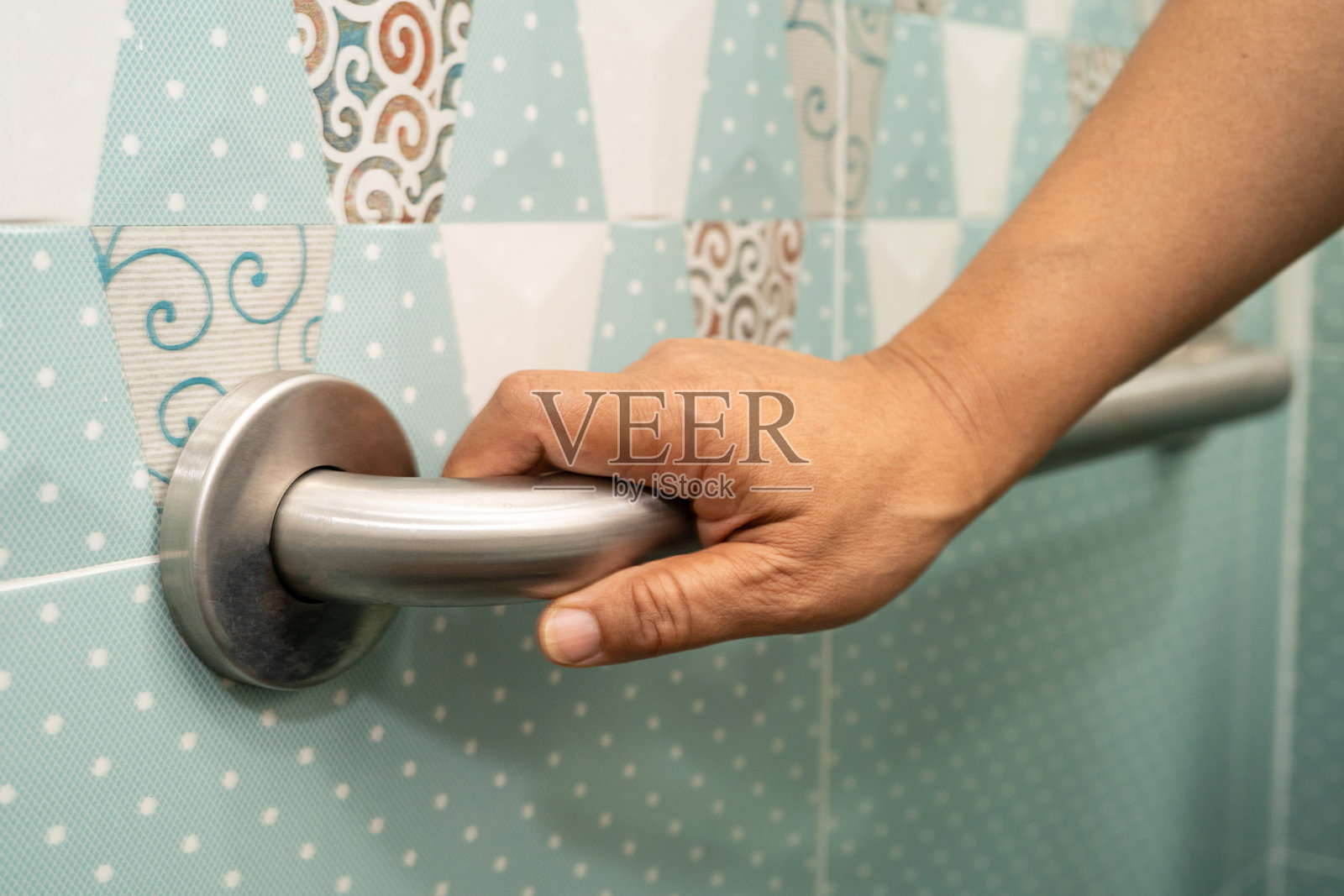 亚洲老年女性使用卫生间把手，安全、健康、强壮的医疗。照片摄影图片